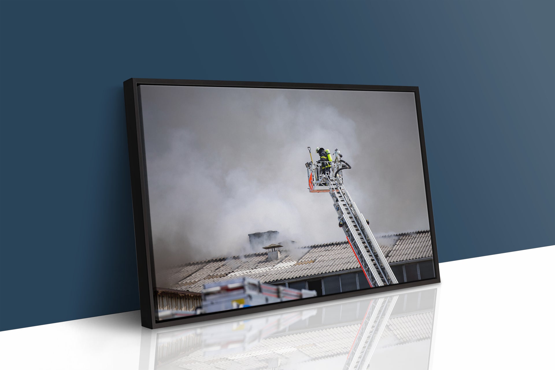 Feuerwehreinsatz auf Drehleiter – Maschinenhalle Dietzenbach (Gerahmtes Bild)