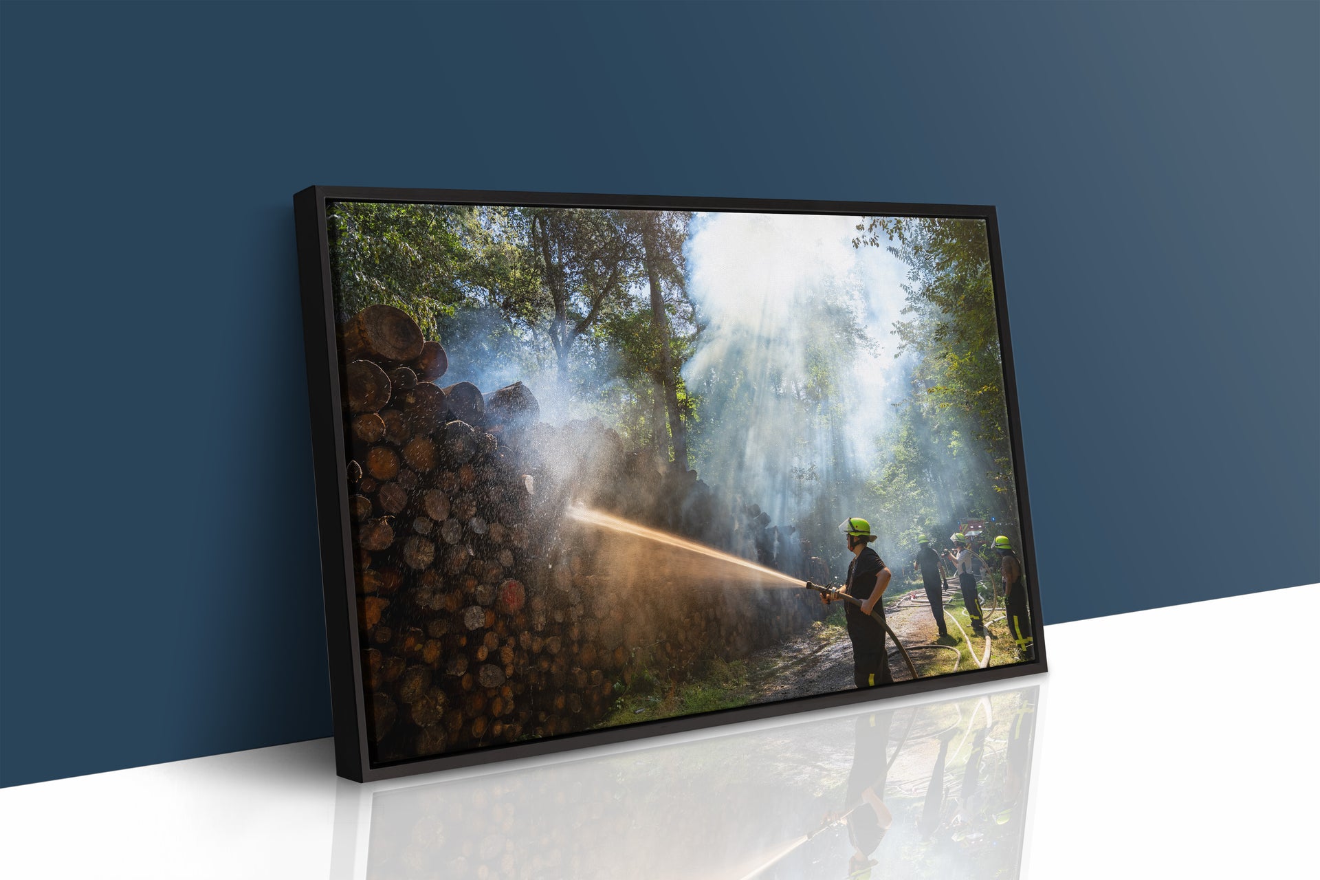 Feuerwehr löscht Holzpolter im Wald – Hanau-Steinheim (Gerahmtes Bild)