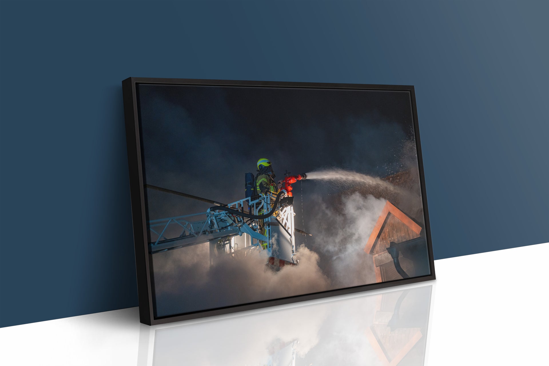 Feuerwehr-Großeinsatz bei Nacht in Schriesheim (Gerahmtes Bild)