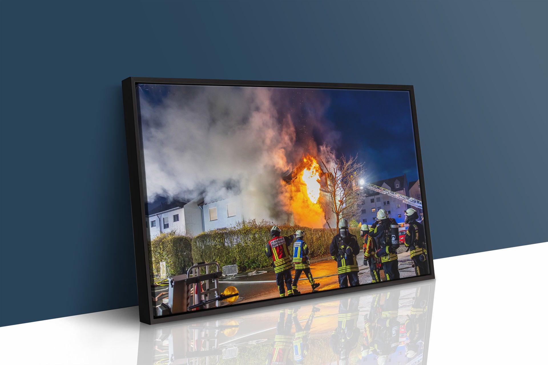 Wohnhausbrand Feuerwehr bekämpft nächtliche Flammen (Gerahmtes Bild)