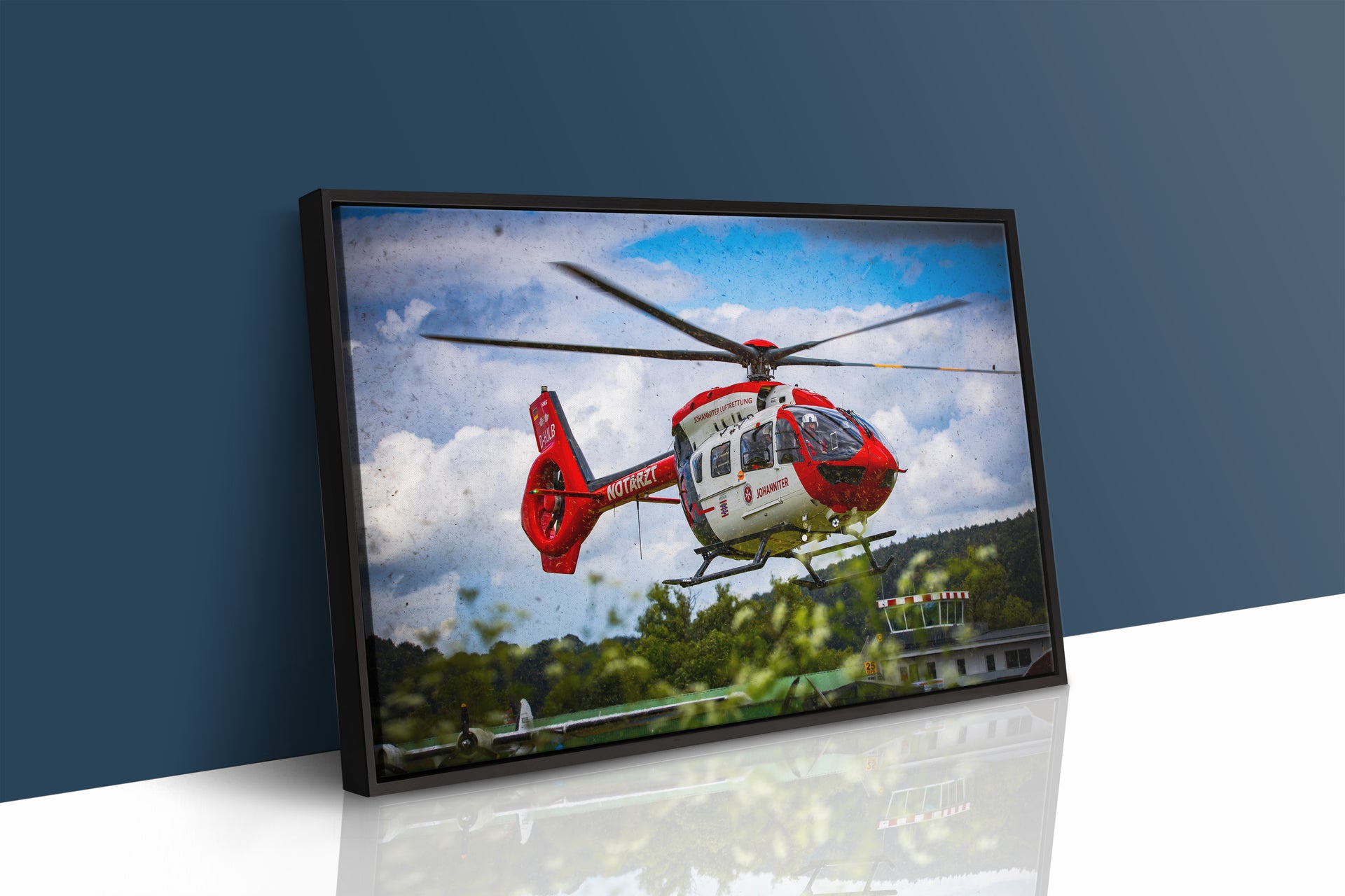 Johanniter-Rettungshubschrauber am Flugplatz (Gerahmtes Bild)