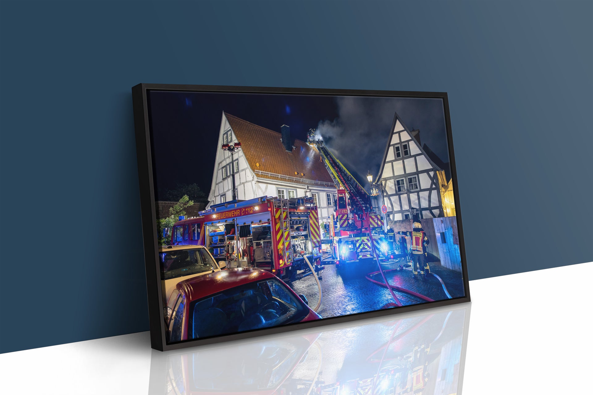 Feuerwehr-Einsatz bei Nacht Dachstuhlbrand Altstadt Seligenstadt (Gerahmtes Bild)