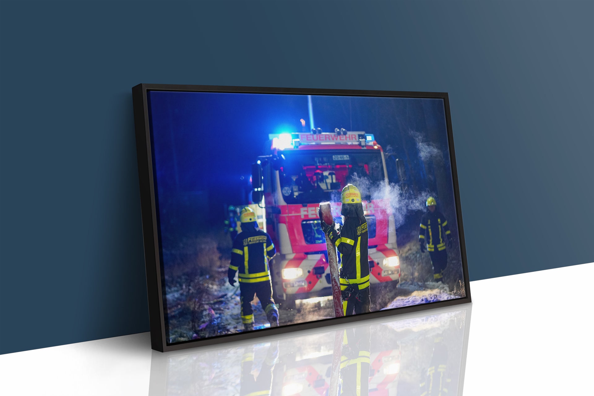 Aufräumarbeiten in der Kälte (Gerahmtes Bild)