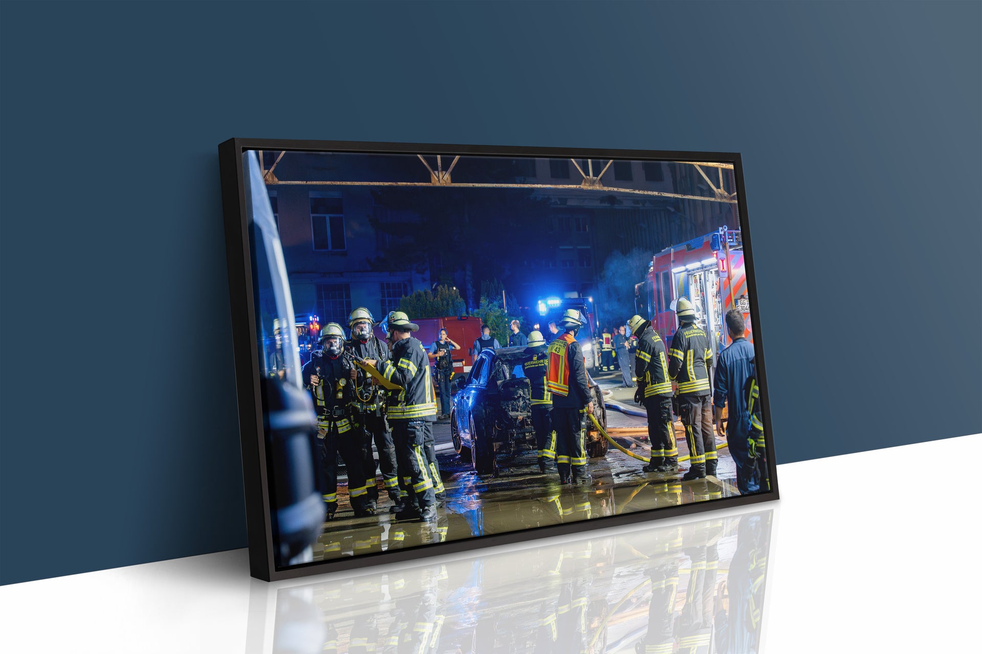 Feuer in Autowerkstatt auf altem Opelwerk in Rüsselsheim (Gerahmtes Bild)