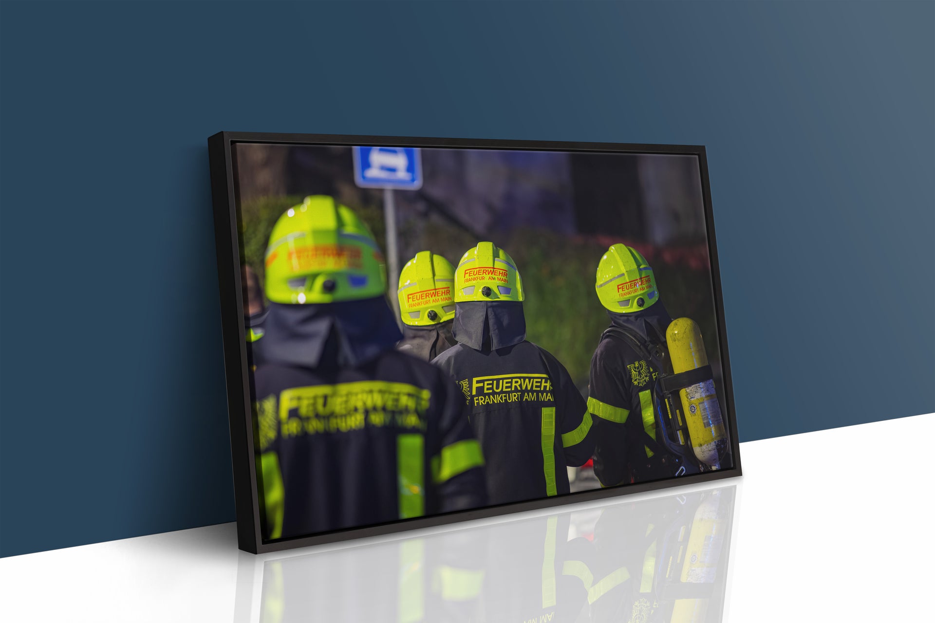 Feuerwehr Frankfurt – nächtlicher Brandeinsatz (Gerahmtes Bild)