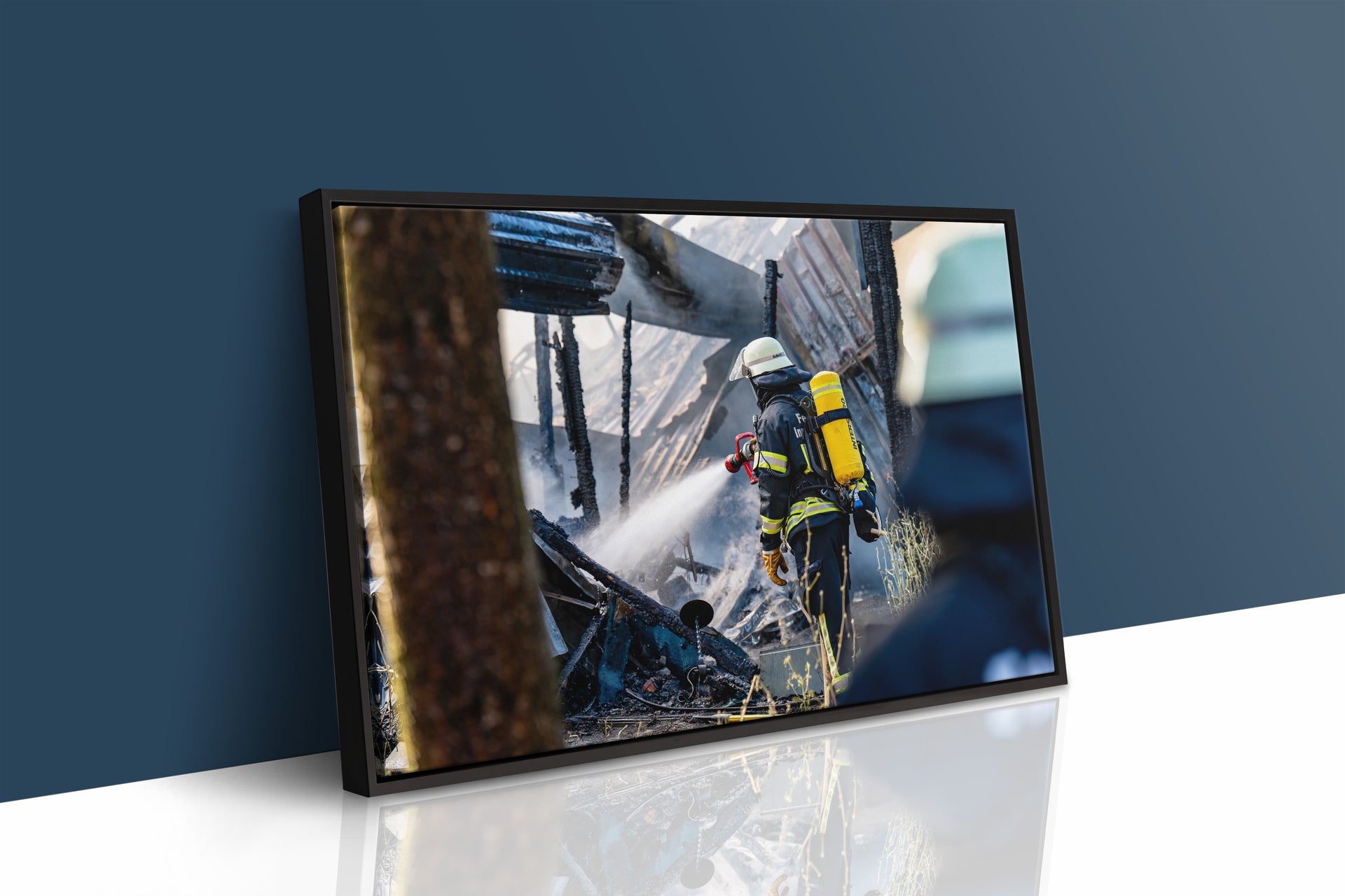 Feuerwehr kämpft gegen Hofbrand in Heidesheim (Gerahmtes Bild)