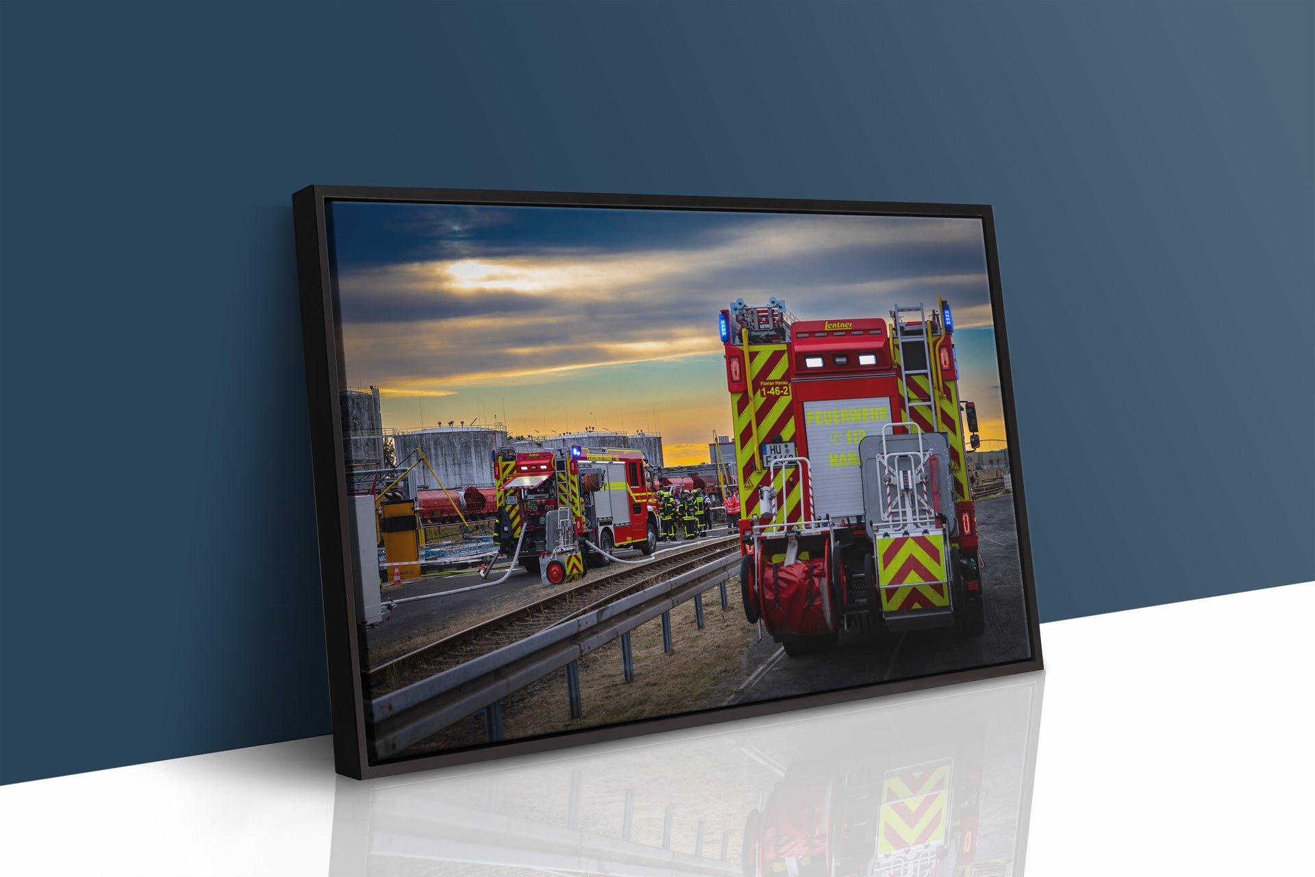 Dramatischer Feuerwehreinsatz im Abendlicht (Gerahmtes Bild)