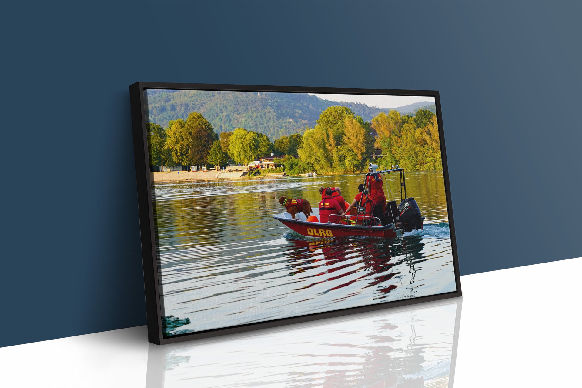 DLRG-Einsatz auf dem Wasser mit Suchhund (Gerahmtes Bild)