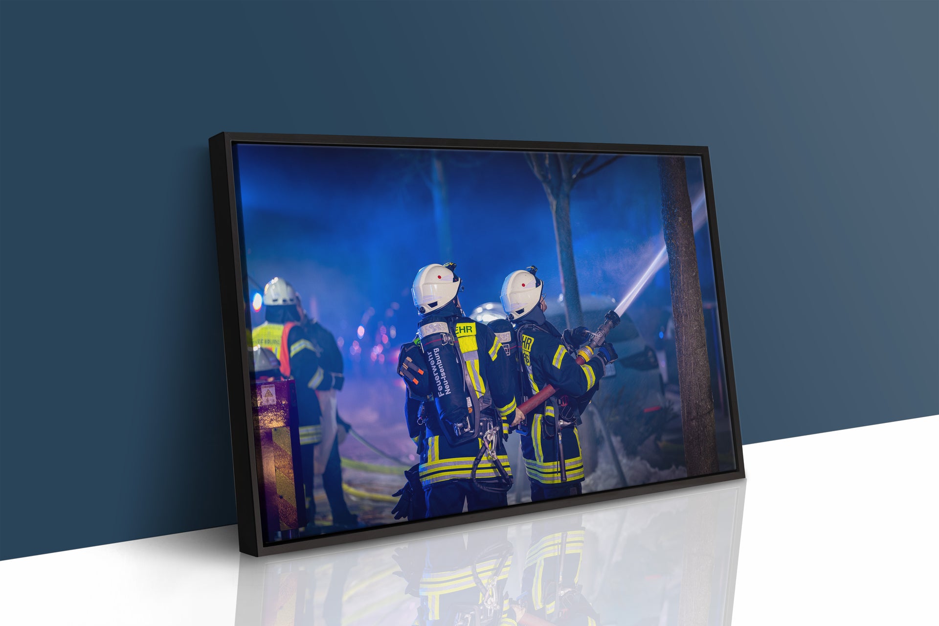 Feuerwehr bekämpft Wohnungsbrand mit Drehleiter (Gerahmtes Bild)