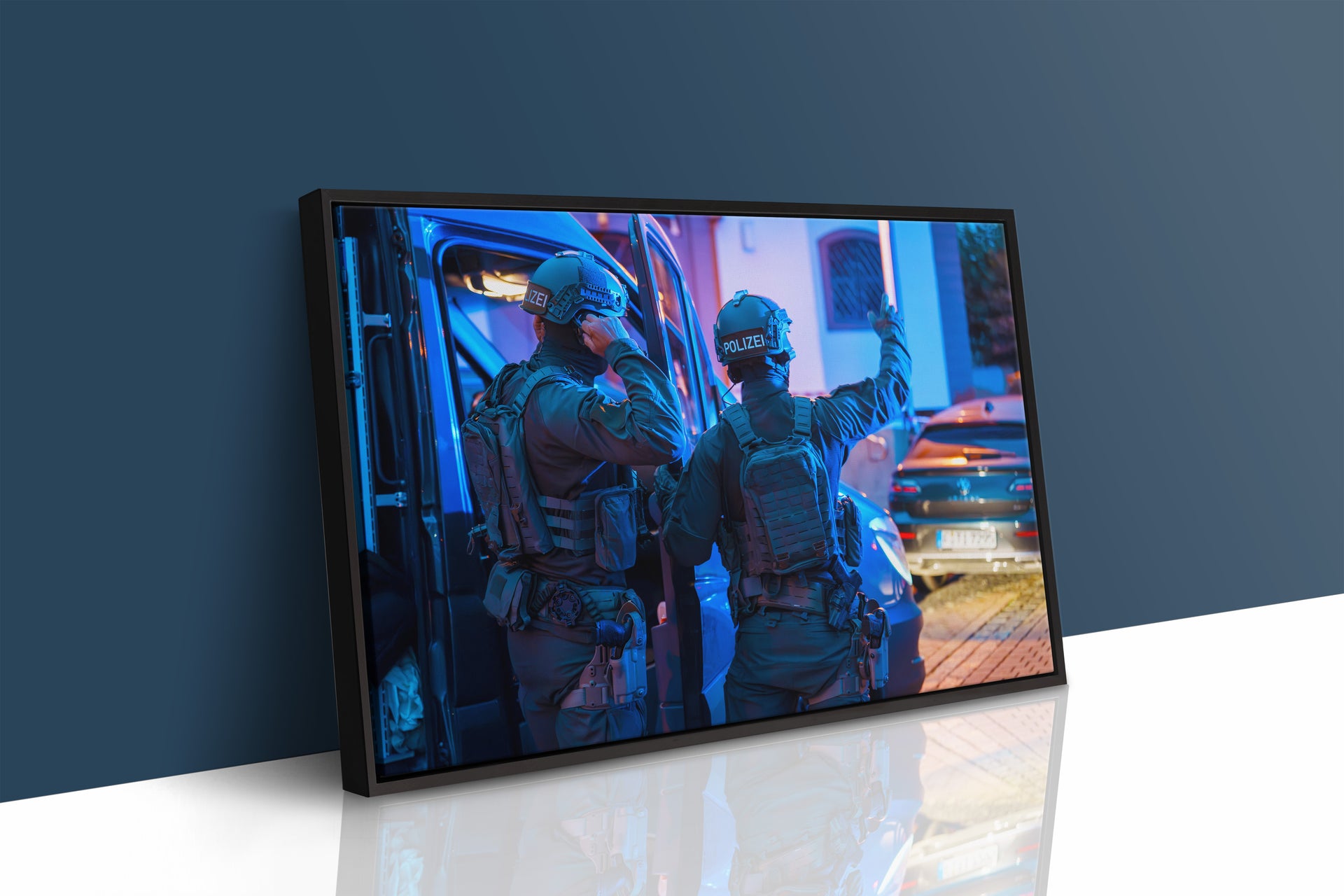 SEK-Einsatz Polizei im abendlichen Viertel (Gerahmtes Bild)