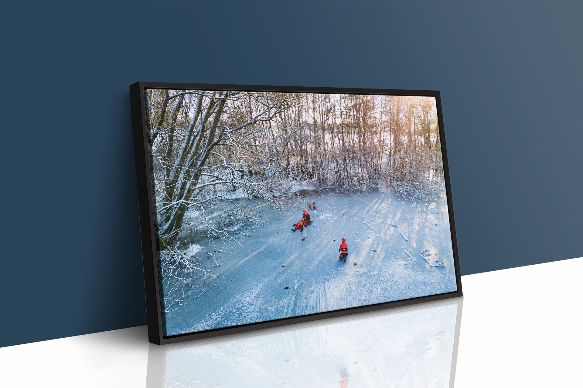 Eisrettung durch Feuerwehr im Winter (Gerahmtes Bild)