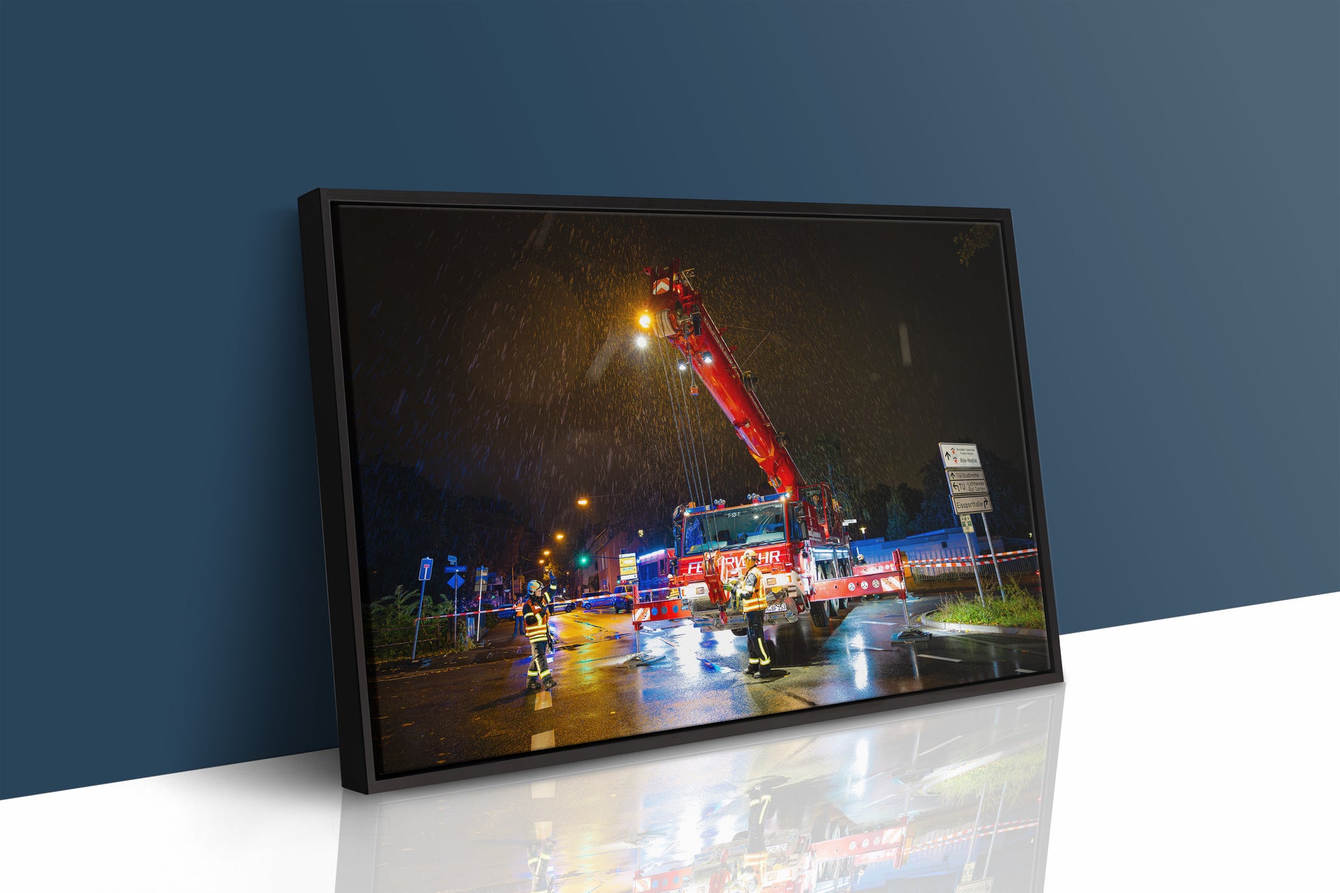 Feuerwehrkran-Nachteinsatz bei Brückenunfall (Gerahmtes Bild)