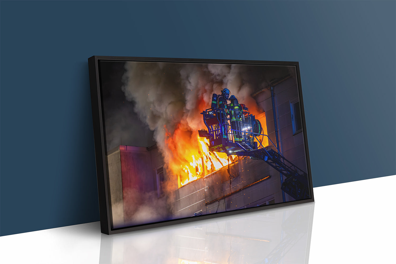 Nächtlicher Großbrand im Büro- und Lagergebäude (Gerahmtes Bild)