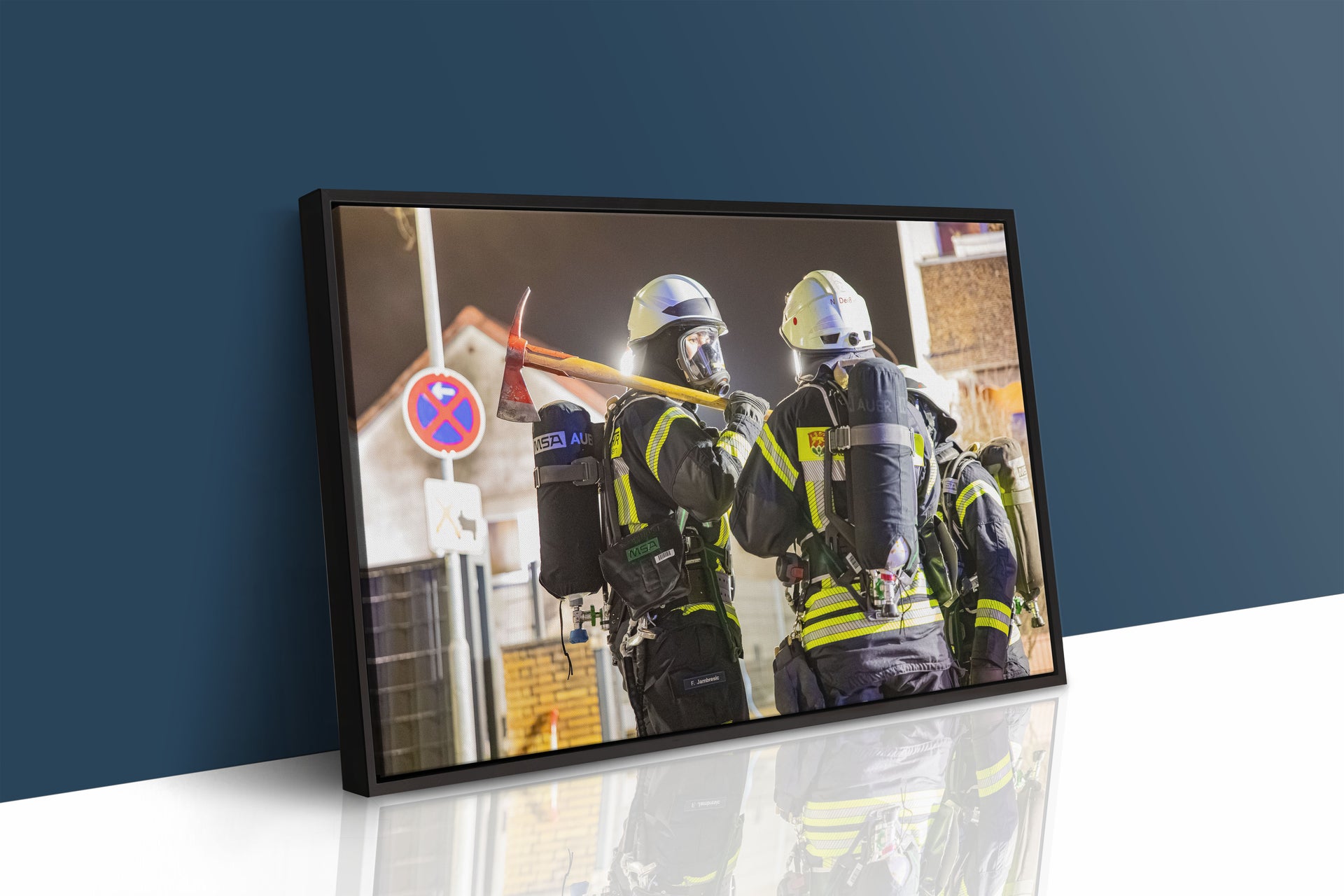 Atemschutztrupp der Feuerwehr Obertshausen im Einsatz (Gerahmtes Bild)