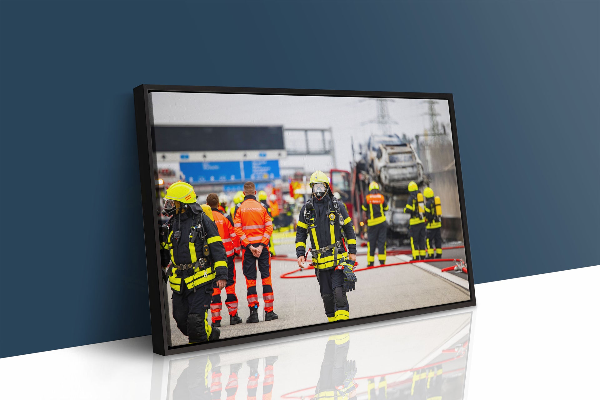 Einsatz nach Lkw-Brand Feuerwehr und Rettungsdienst auf der A3 (Gerahmtes Bild)