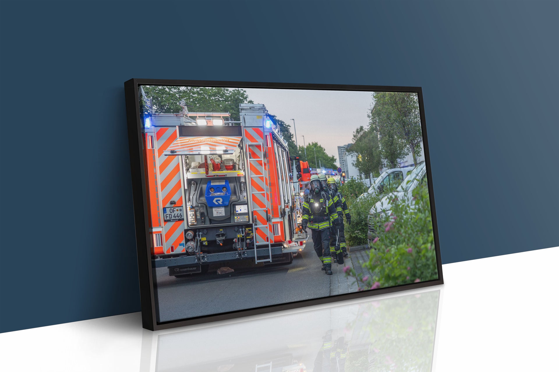 Feuerwehr-Einsatz an einem Mehrfamilienhaus (Gerahmtes Bild)