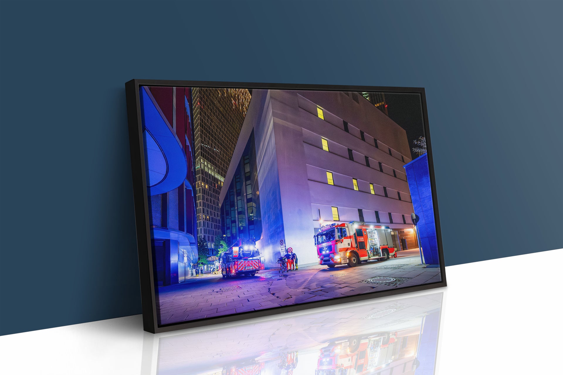 Feuerwehr-Einsatz nachts am Skyline Plaza Frankfurt (Gerahmtes Bild)