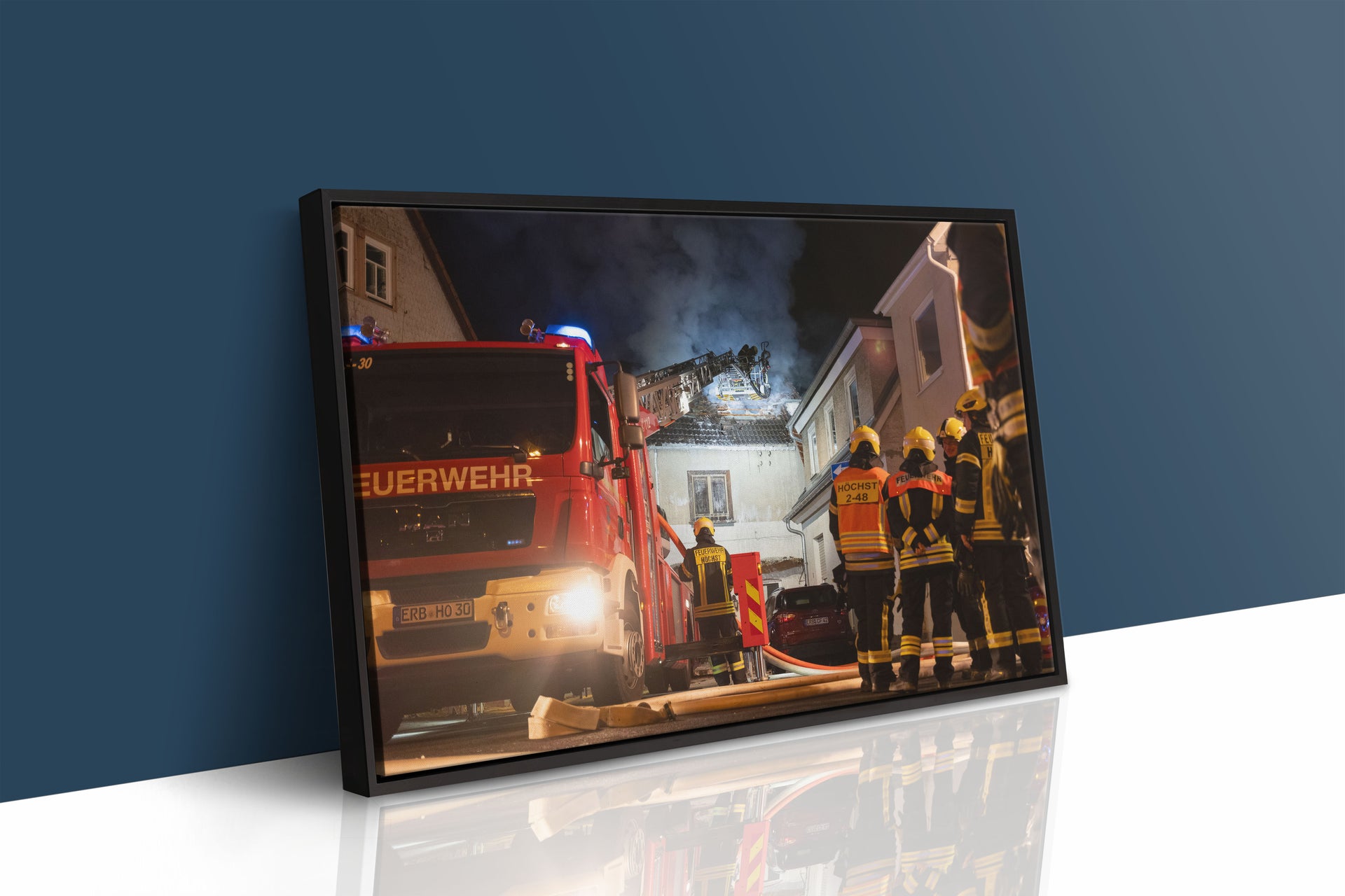 Nächtlicher Wohnhausbrand – Feuerwehr Höchst im Einsatz (Gerahmtes Bild)