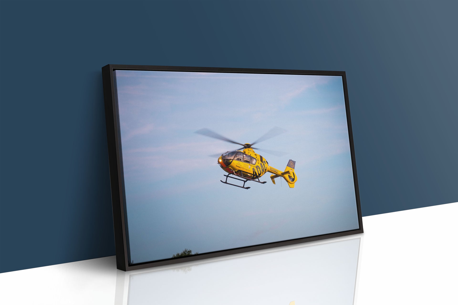 Rettungshubschrauber im Einsatz bei schwerem Unfall (Gerahmtes Bild)