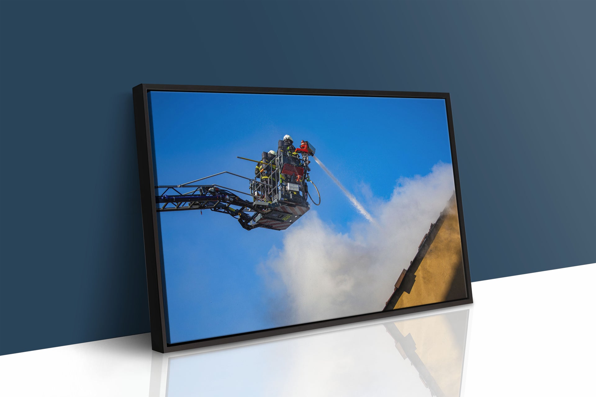 Wohnhausbrand Oberthausen: Drehleiter-Einsatz Feuerwehr (Gerahmtes Bild)