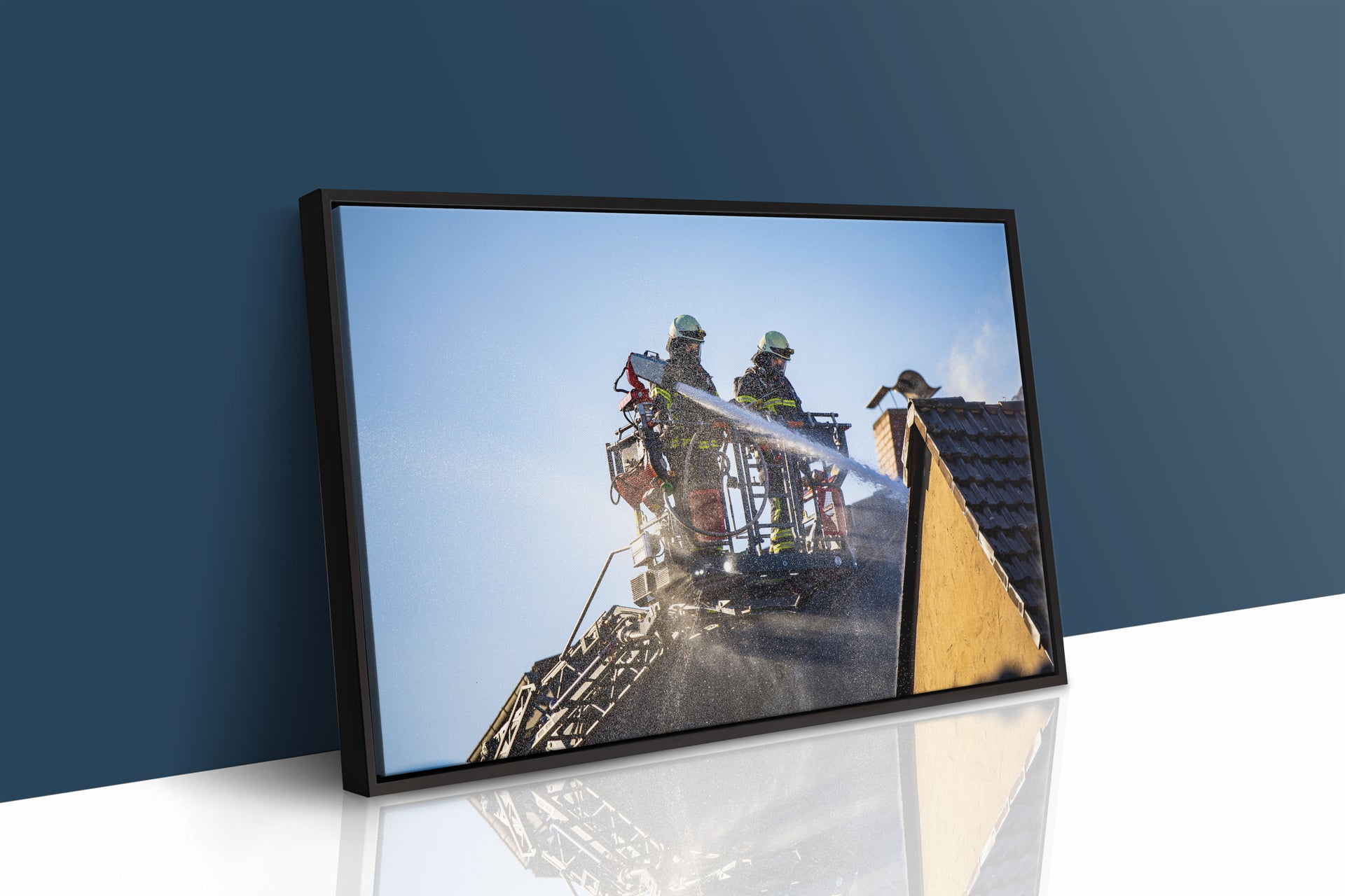 Wohnhausbrand – Einsatz mit Drehleiter (Gerahmtes Bild)