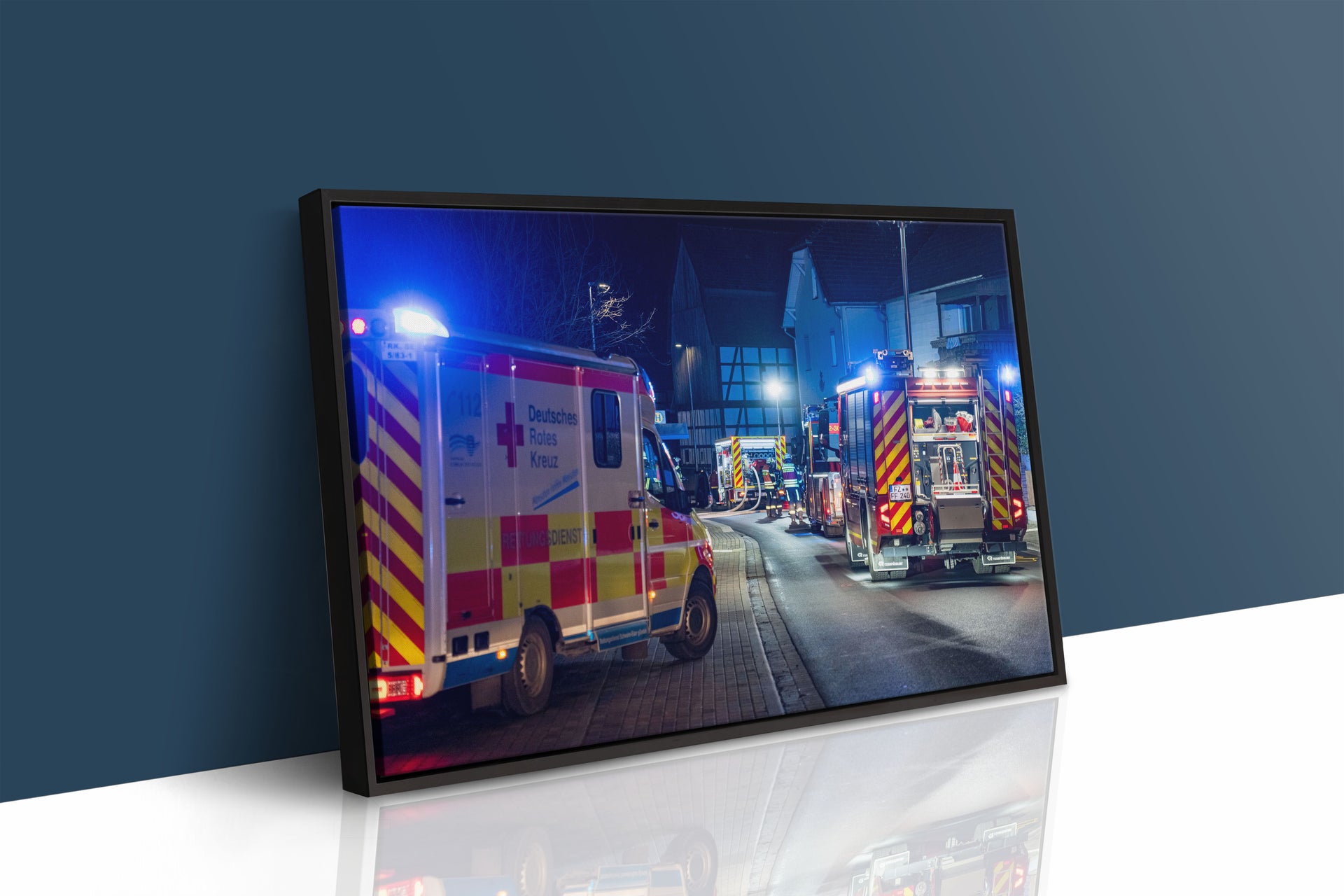 Wohnungsbrand in Fritzlar-Geismar bei Nacht (Gerahmtes Bild)