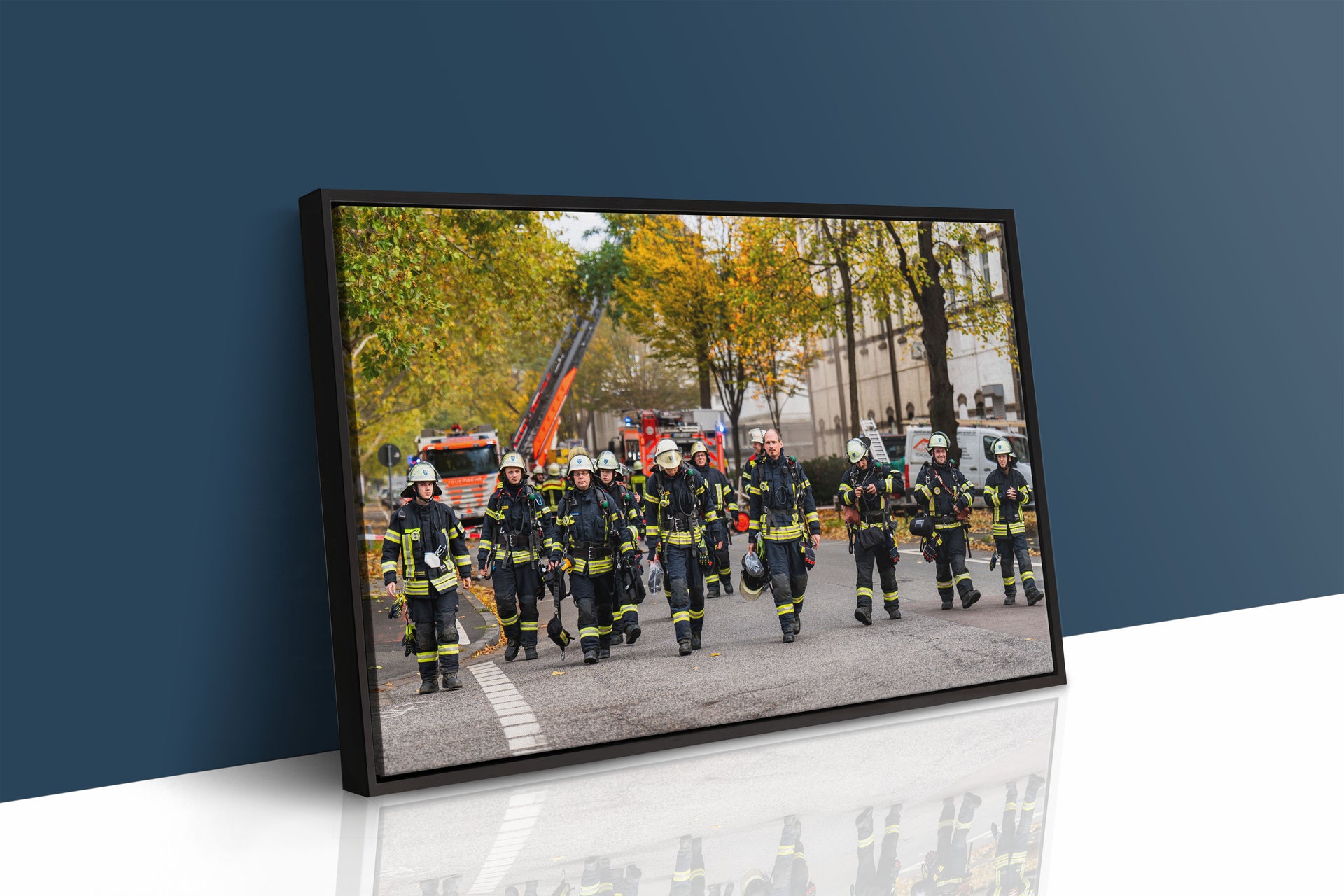 Feuerwehr Wiesbaden nach Großeinsatz (Gerahmtes Bild)