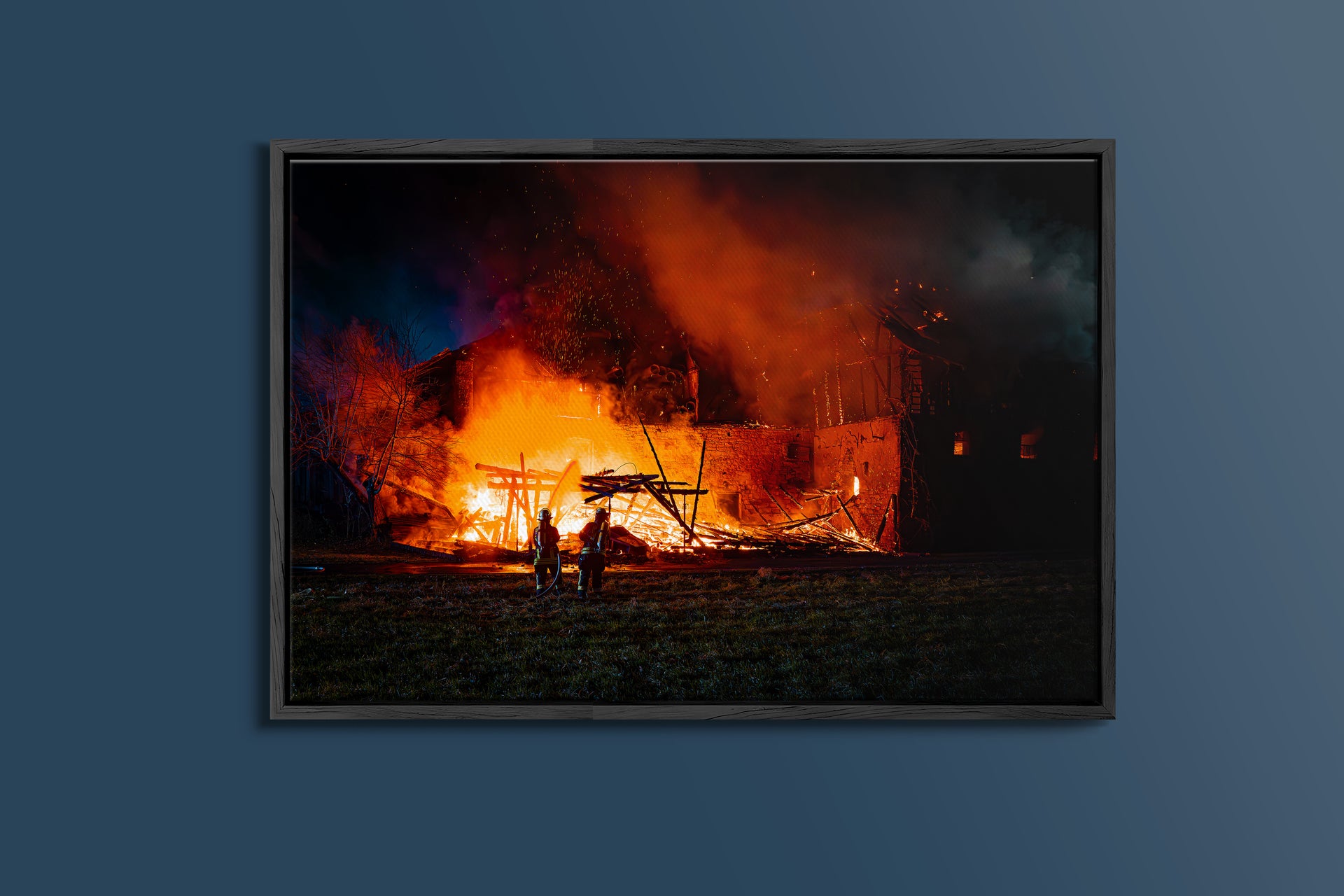 Feuerwehr kämpft gegen Brand in historischem Gebäude (Gerahmtes Bild)