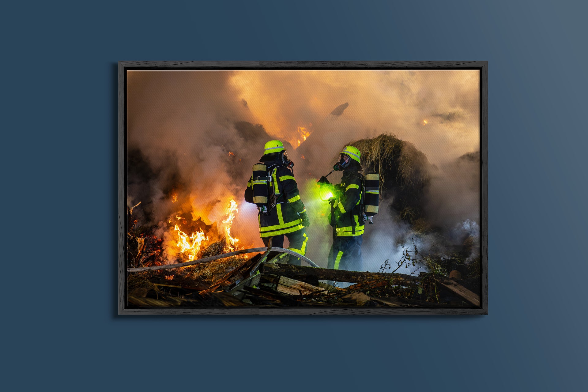 In den Flammen (Gerahmtes Bild)