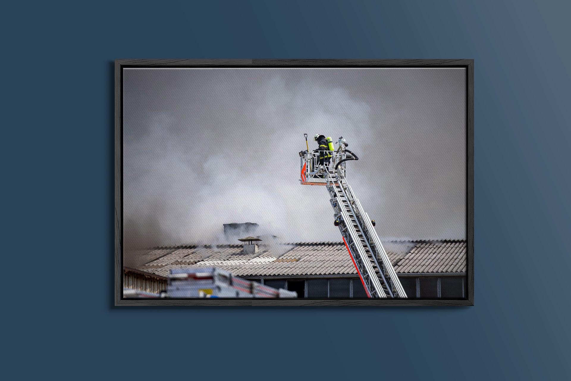 Feuerwehreinsatz auf Drehleiter – Maschinenhalle Dietzenbach (Gerahmtes Bild)