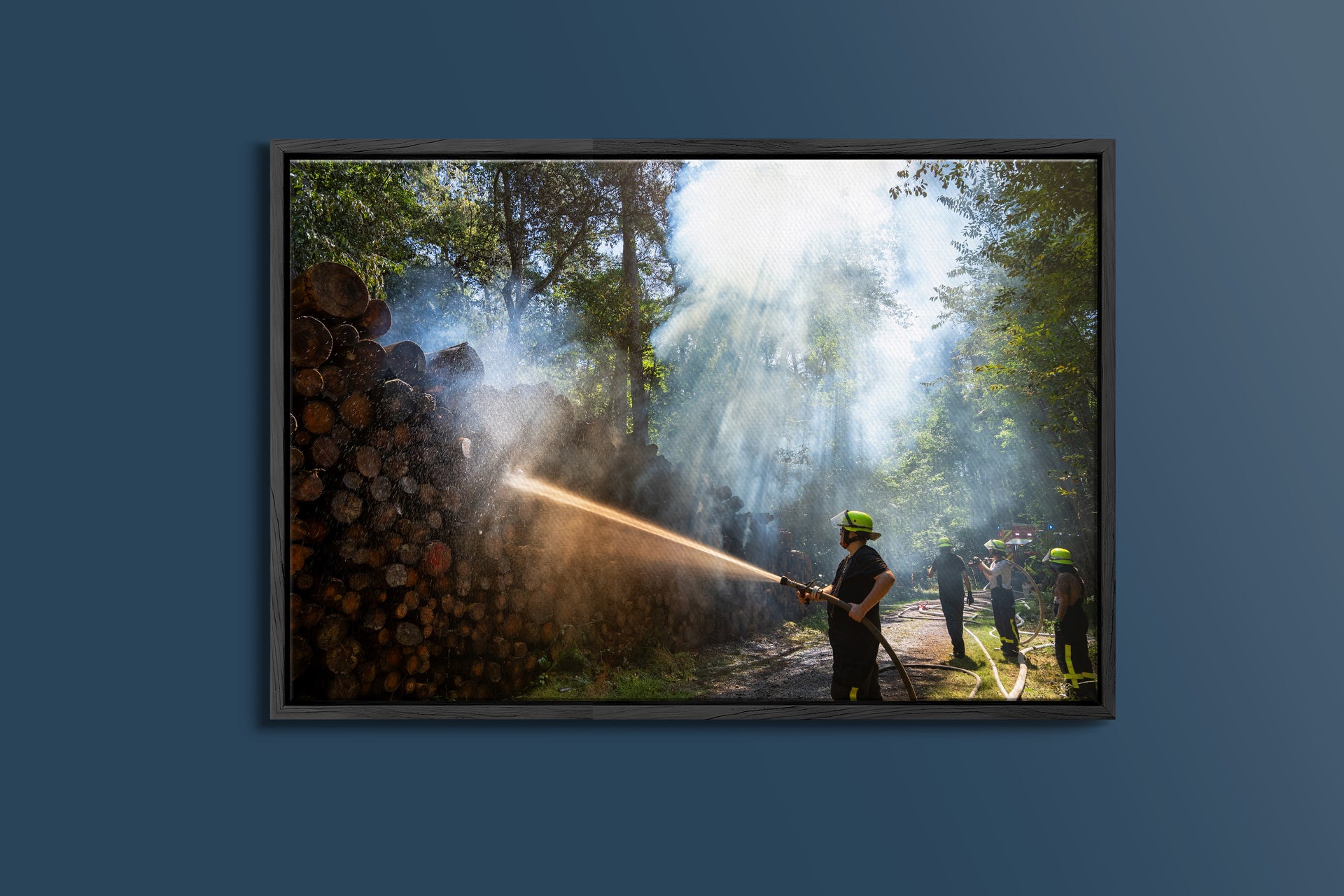 Feuerwehr löscht Holzpolter im Wald – Hanau-Steinheim (Gerahmtes Bild)