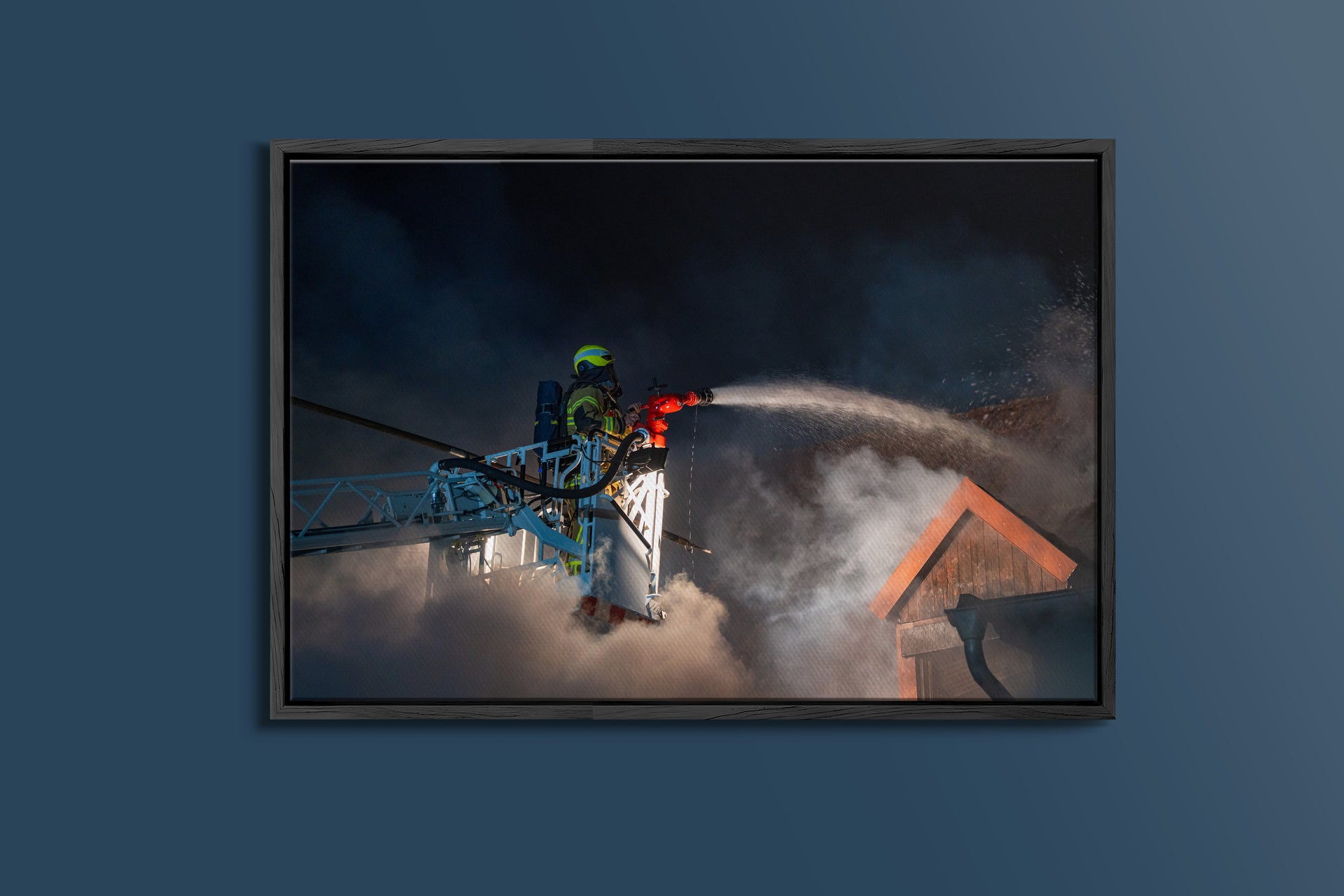 Feuerwehr-Großeinsatz bei Nacht in Schriesheim (Gerahmtes Bild)