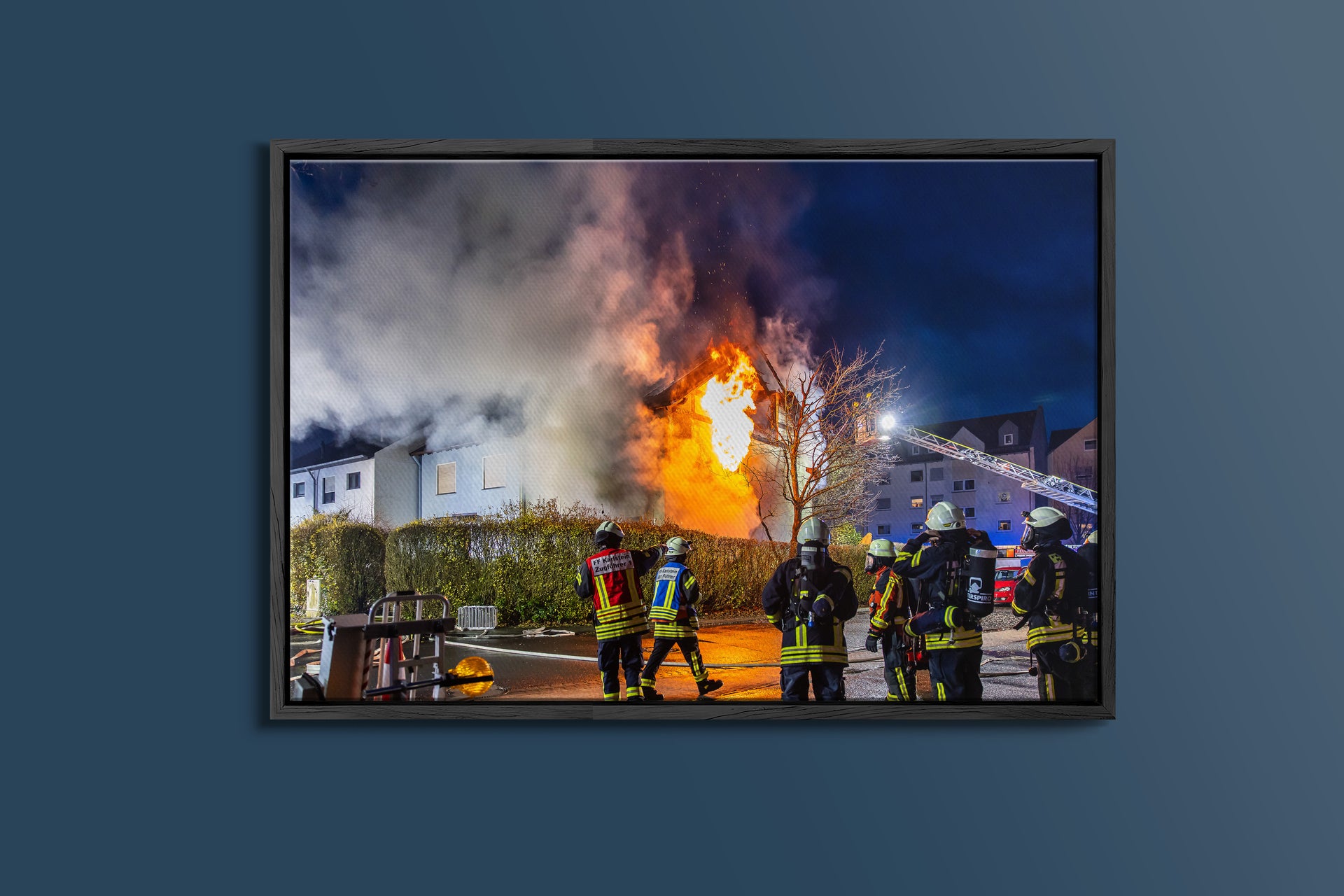 Wohnhausbrand Feuerwehr bekämpft nächtliche Flammen (Gerahmtes Bild)