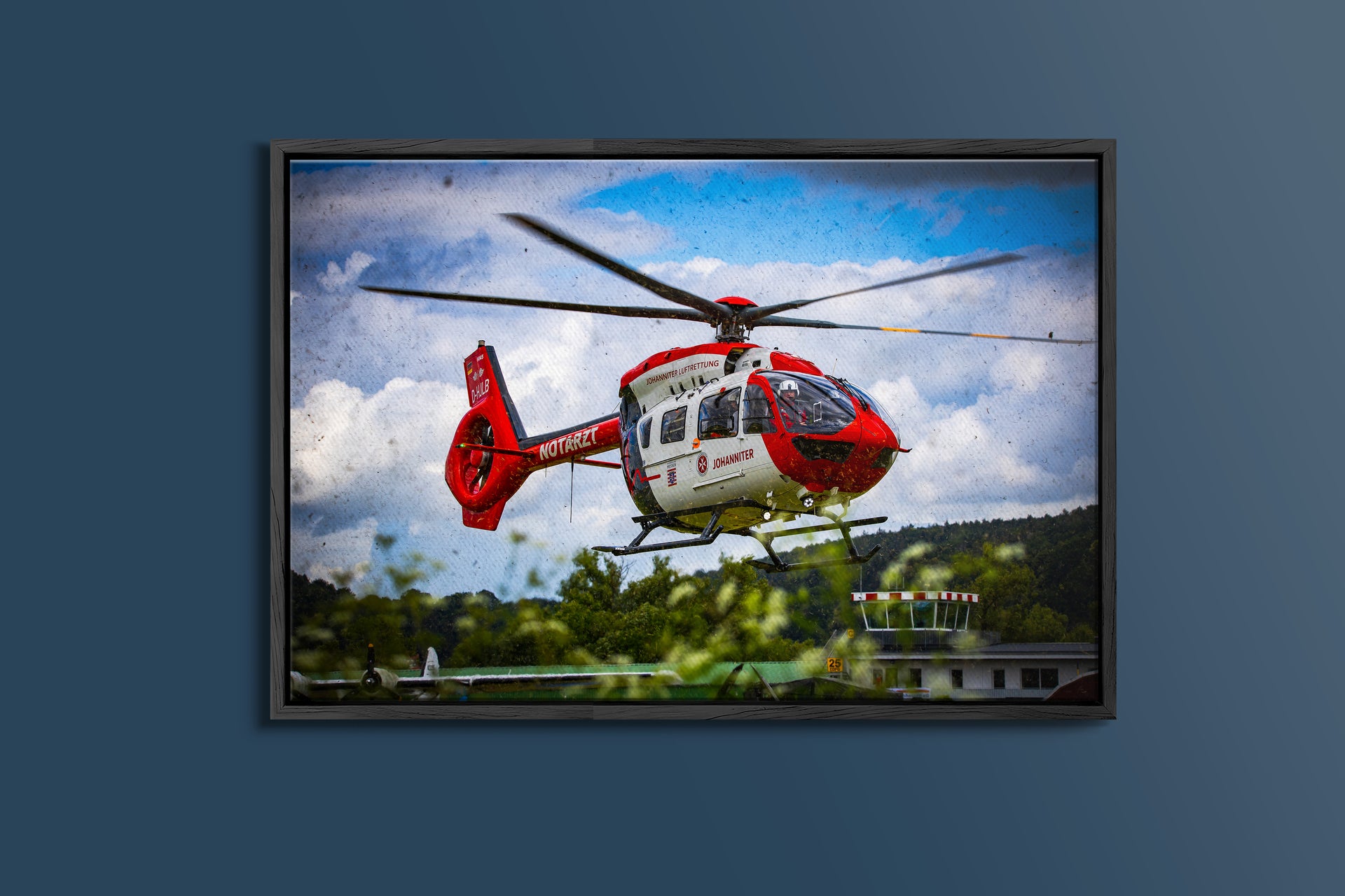 Johanniter-Rettungshubschrauber am Flugplatz (Gerahmtes Bild)