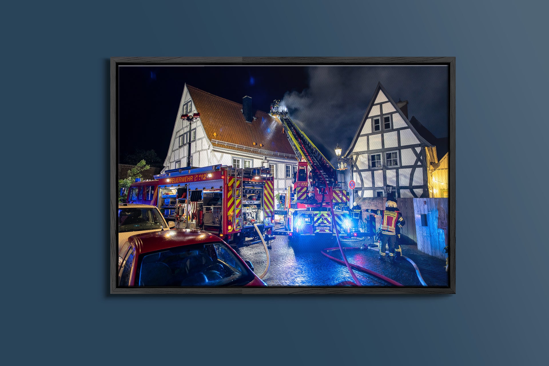 Feuerwehr-Einsatz bei Nacht Dachstuhlbrand Altstadt Seligenstadt (Gerahmtes Bild)