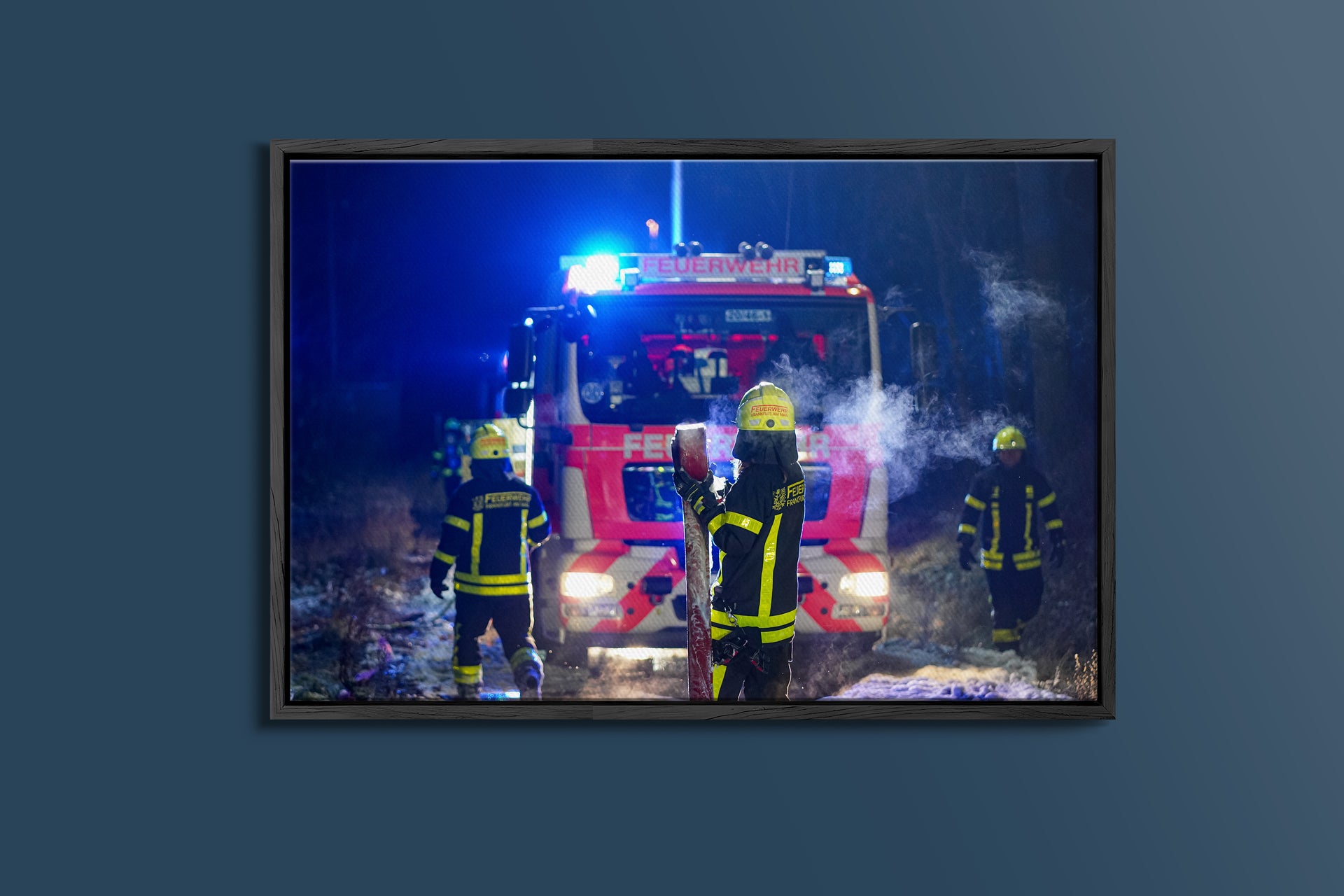 Aufräumarbeiten in der Kälte (Gerahmtes Bild)