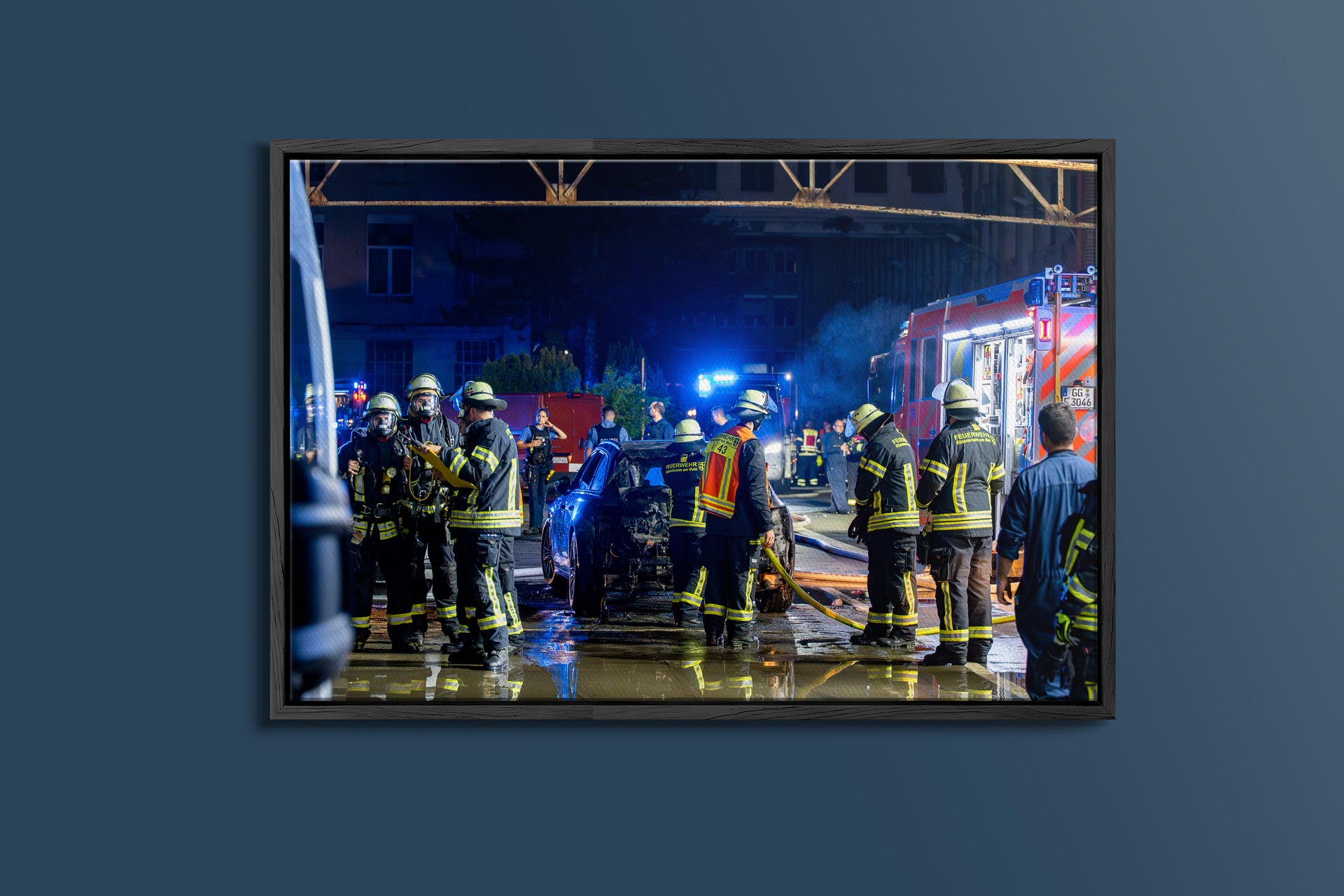 Feuer in Autowerkstatt auf altem Opelwerk in Rüsselsheim (Gerahmtes Bild)