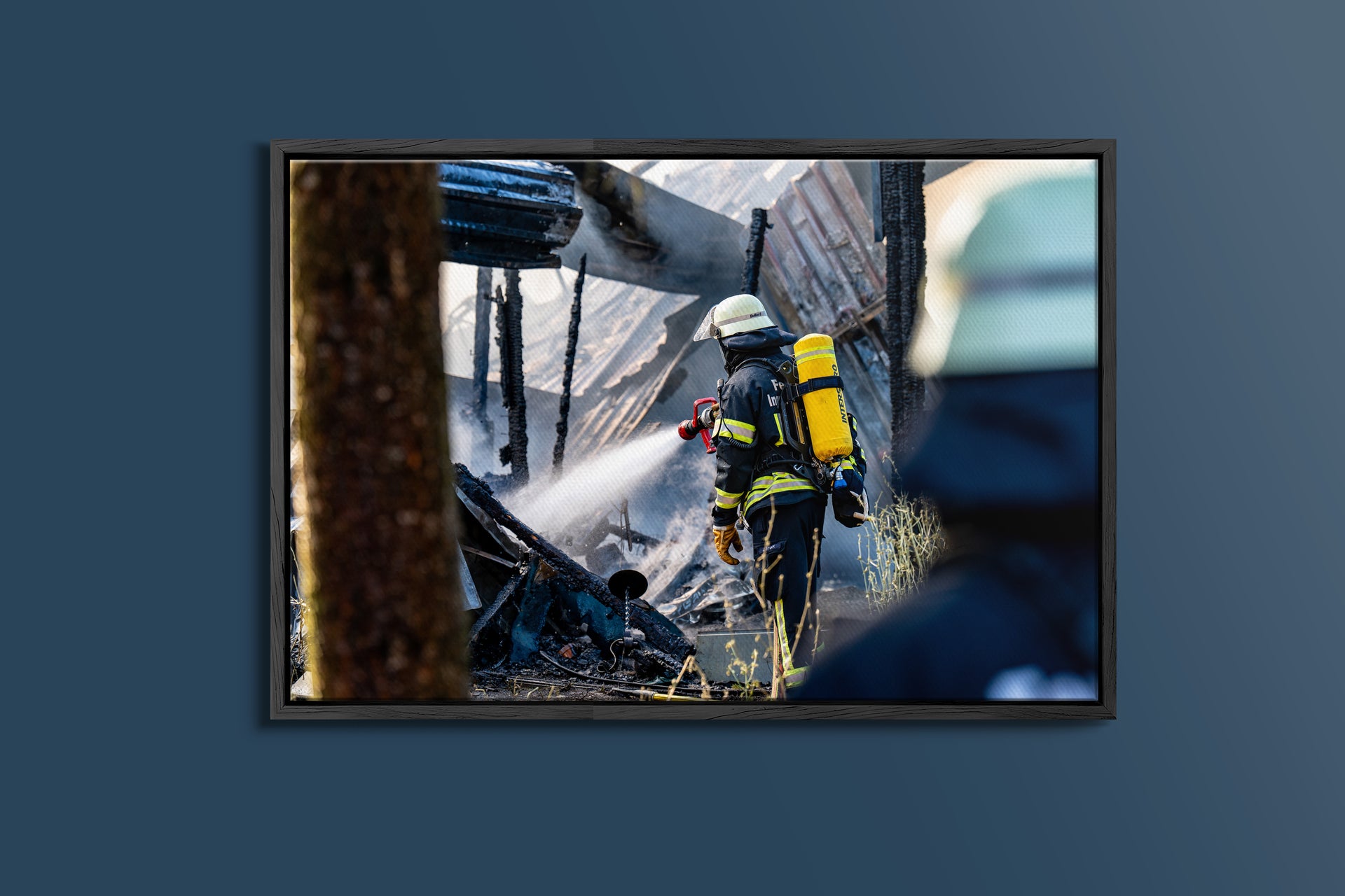 Feuerwehr kämpft gegen Hofbrand in Heidesheim (Gerahmtes Bild)
