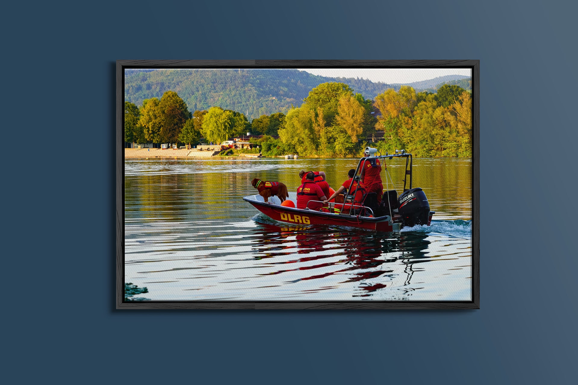 DLRG-Einsatz auf dem Wasser mit Suchhund (Gerahmtes Bild)
