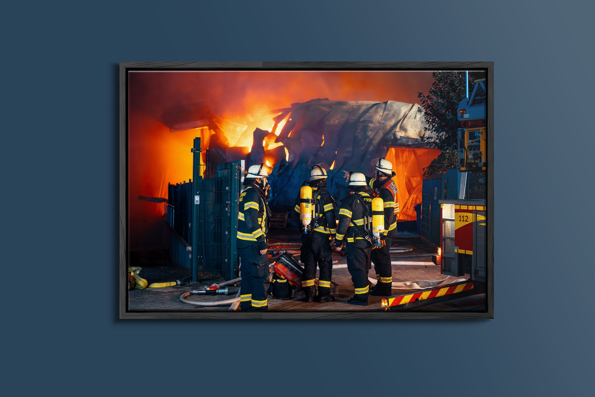 Feuerwehr – Einsatz am brennenden Lagerhaus (Gerahmtes Bild)