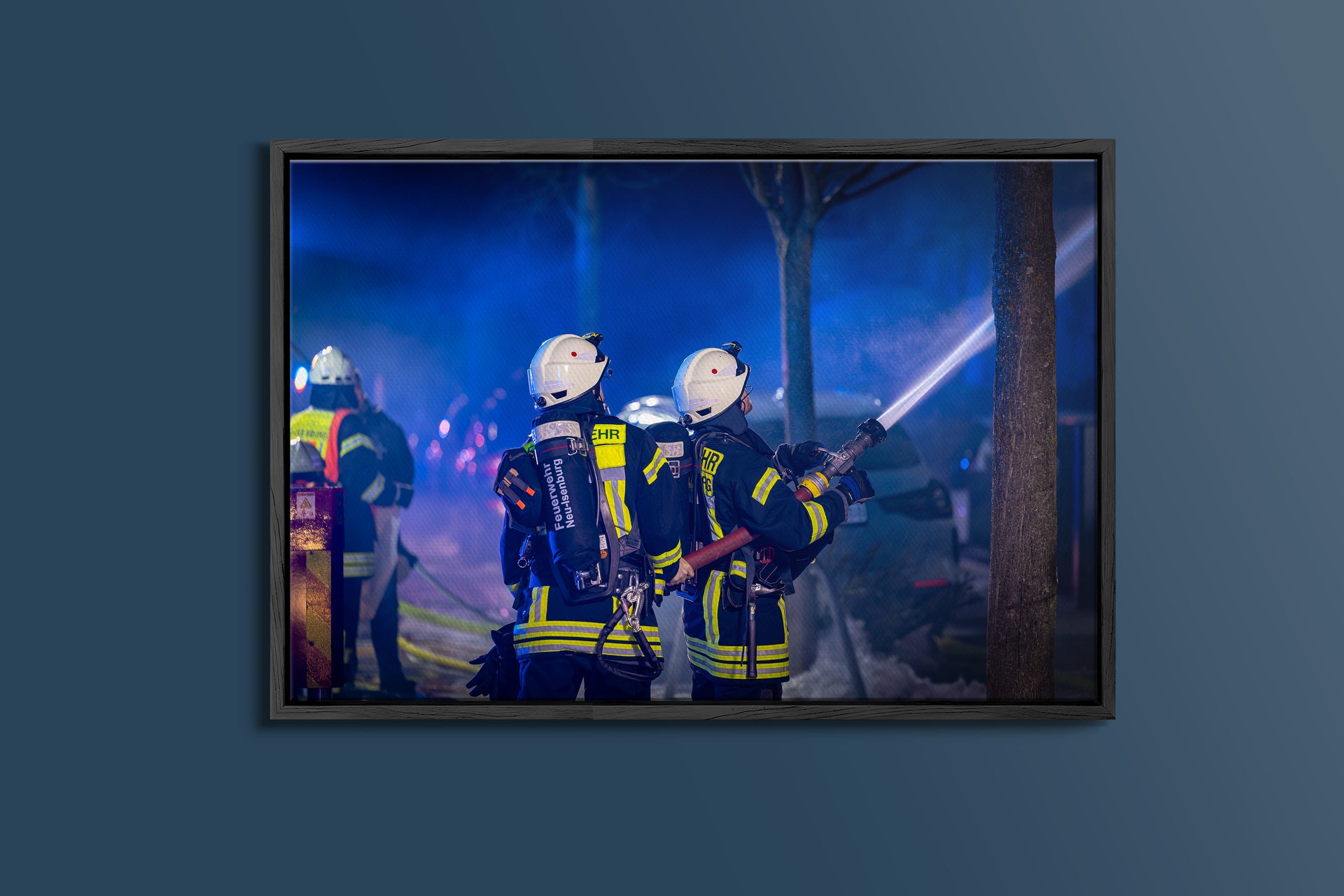 Feuerwehr bekämpft Wohnungsbrand mit Drehleiter (Gerahmtes Bild)