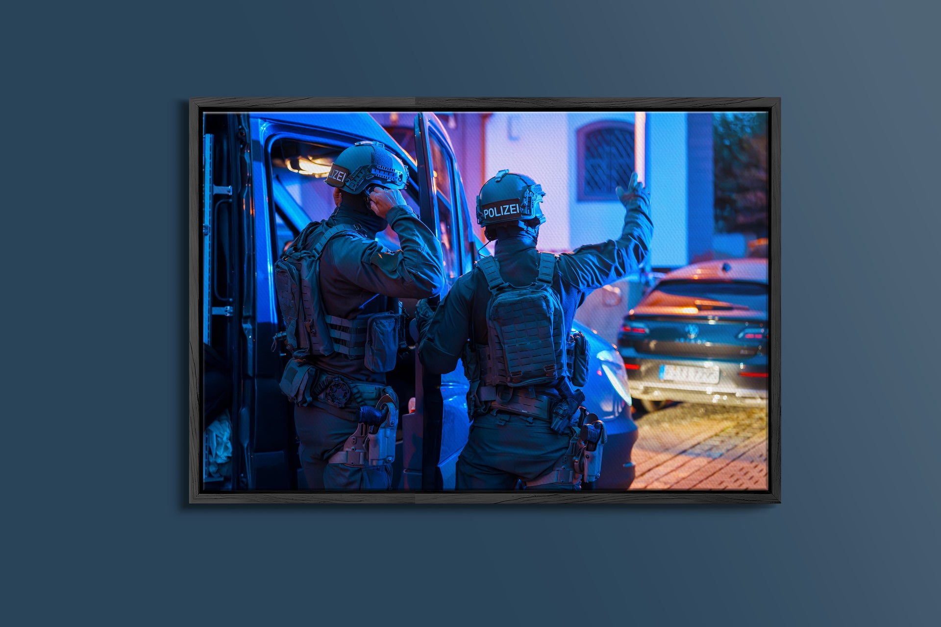 SEK-Einsatz Polizei im abendlichen Viertel (Gerahmtes Bild)