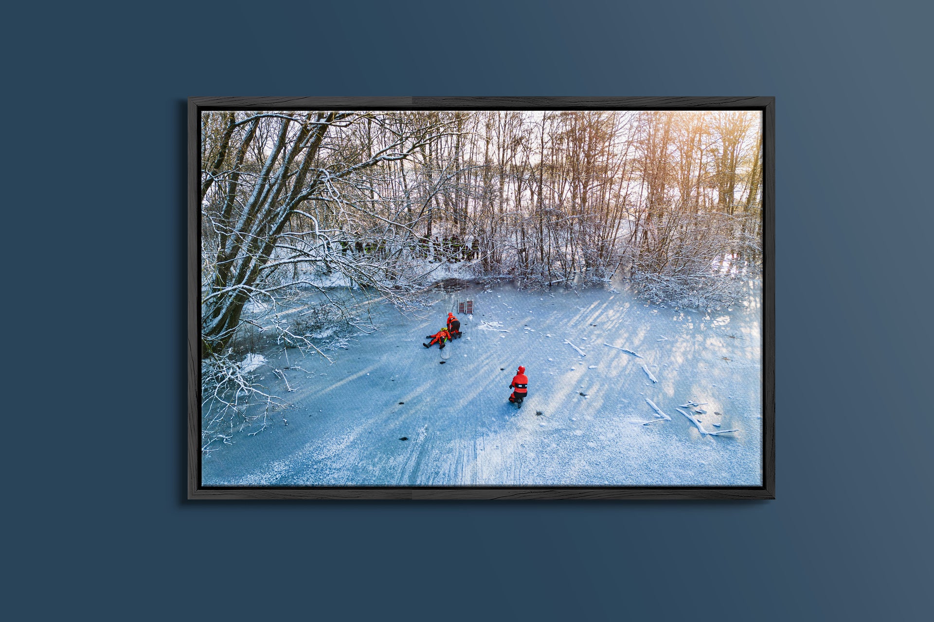 Eisrettung durch Feuerwehr im Winter (Gerahmtes Bild)