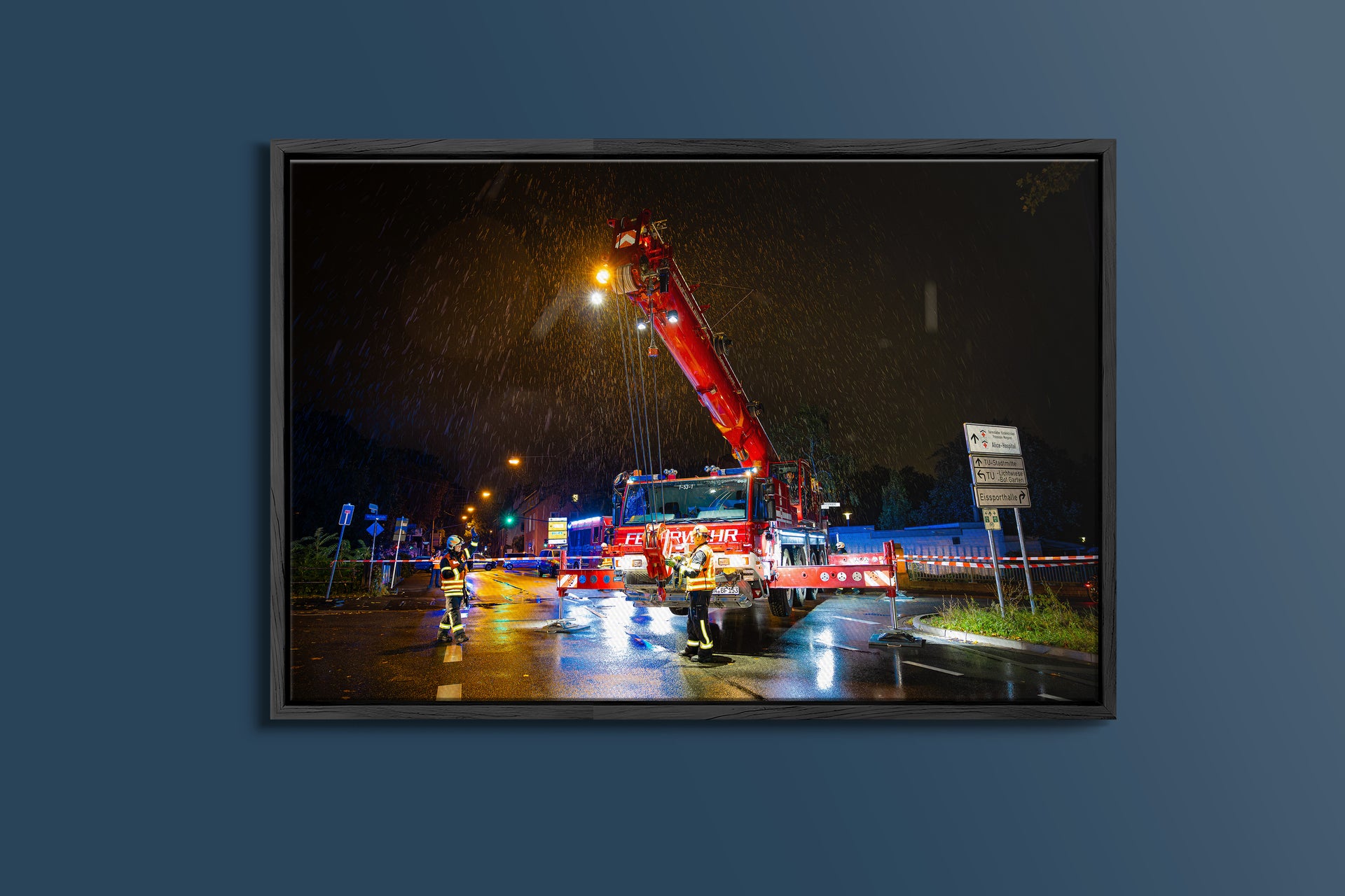 Feuerwehrkran-Nachteinsatz bei Brückenunfall (Gerahmtes Bild)