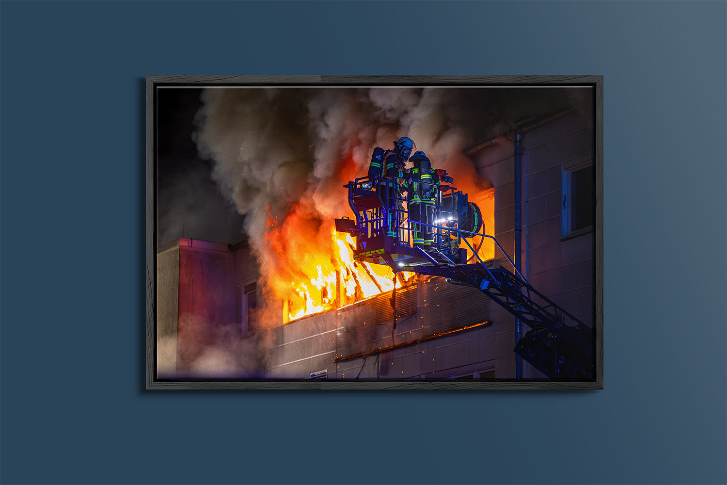 Nächtlicher Großbrand im Büro- und Lagergebäude (Gerahmtes Bild)