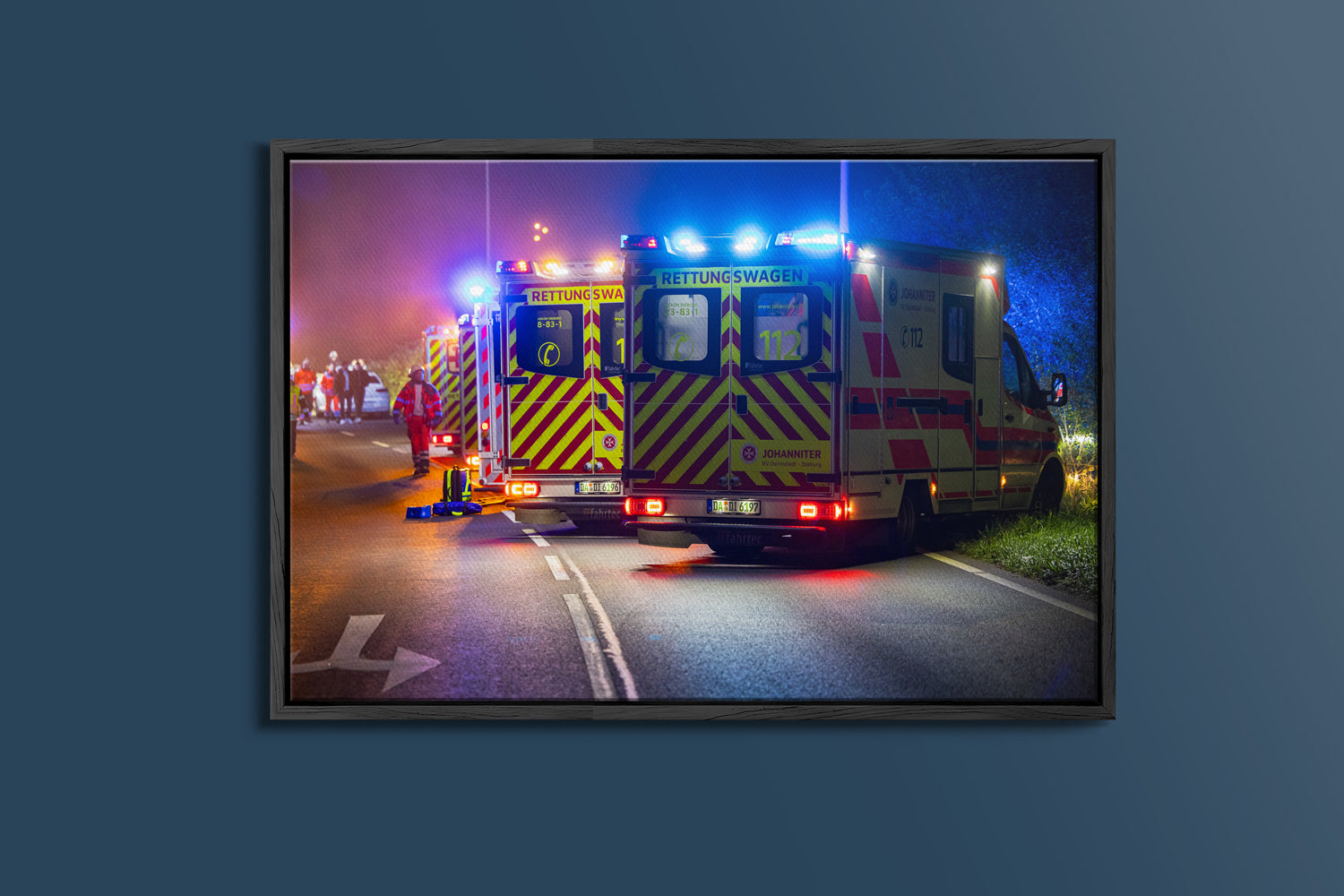 Rettungswagen in der Nacht (Gerahmtes Bild)