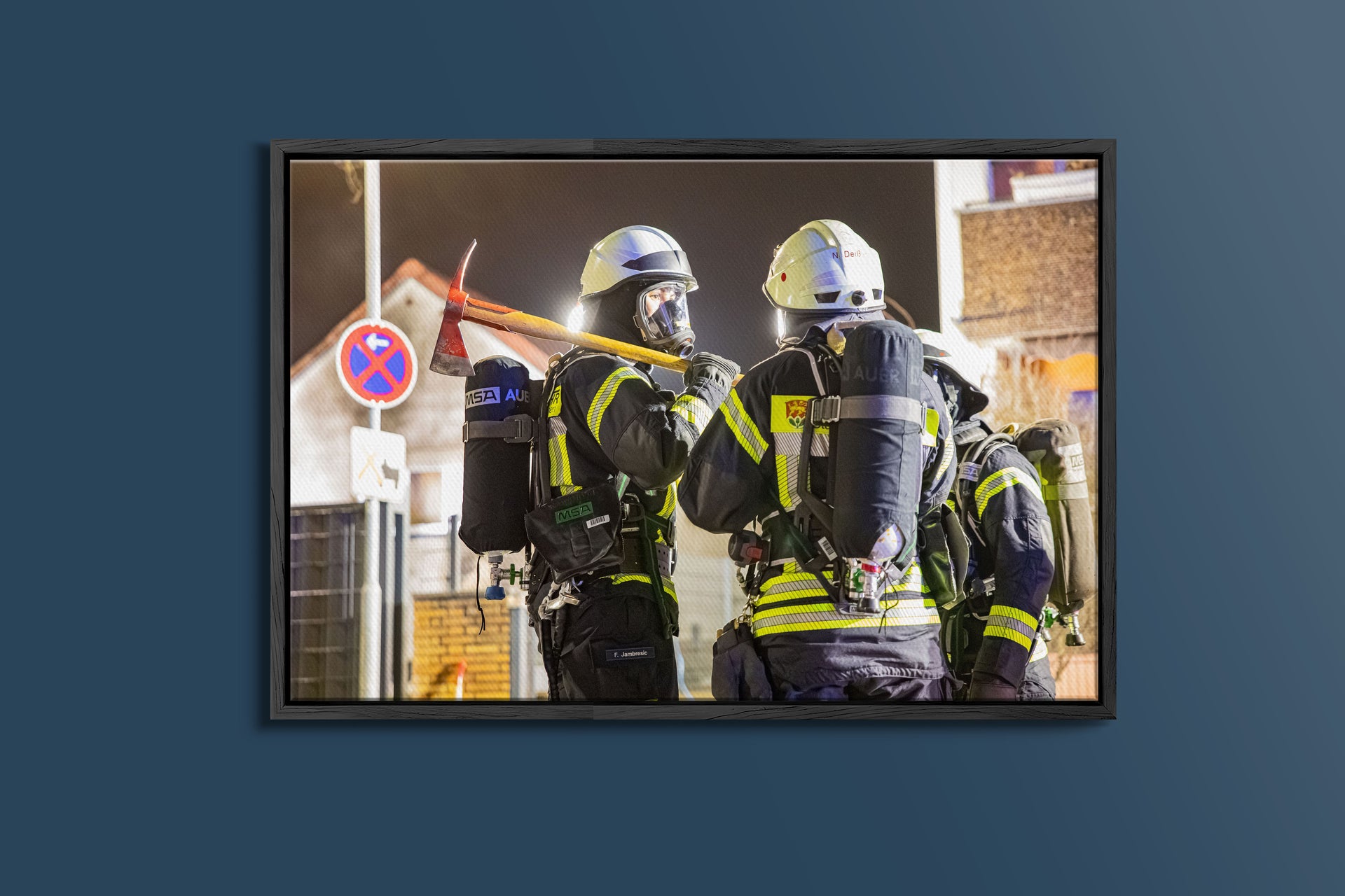 Atemschutztrupp der Feuerwehr Obertshausen im Einsatz (Gerahmtes Bild)