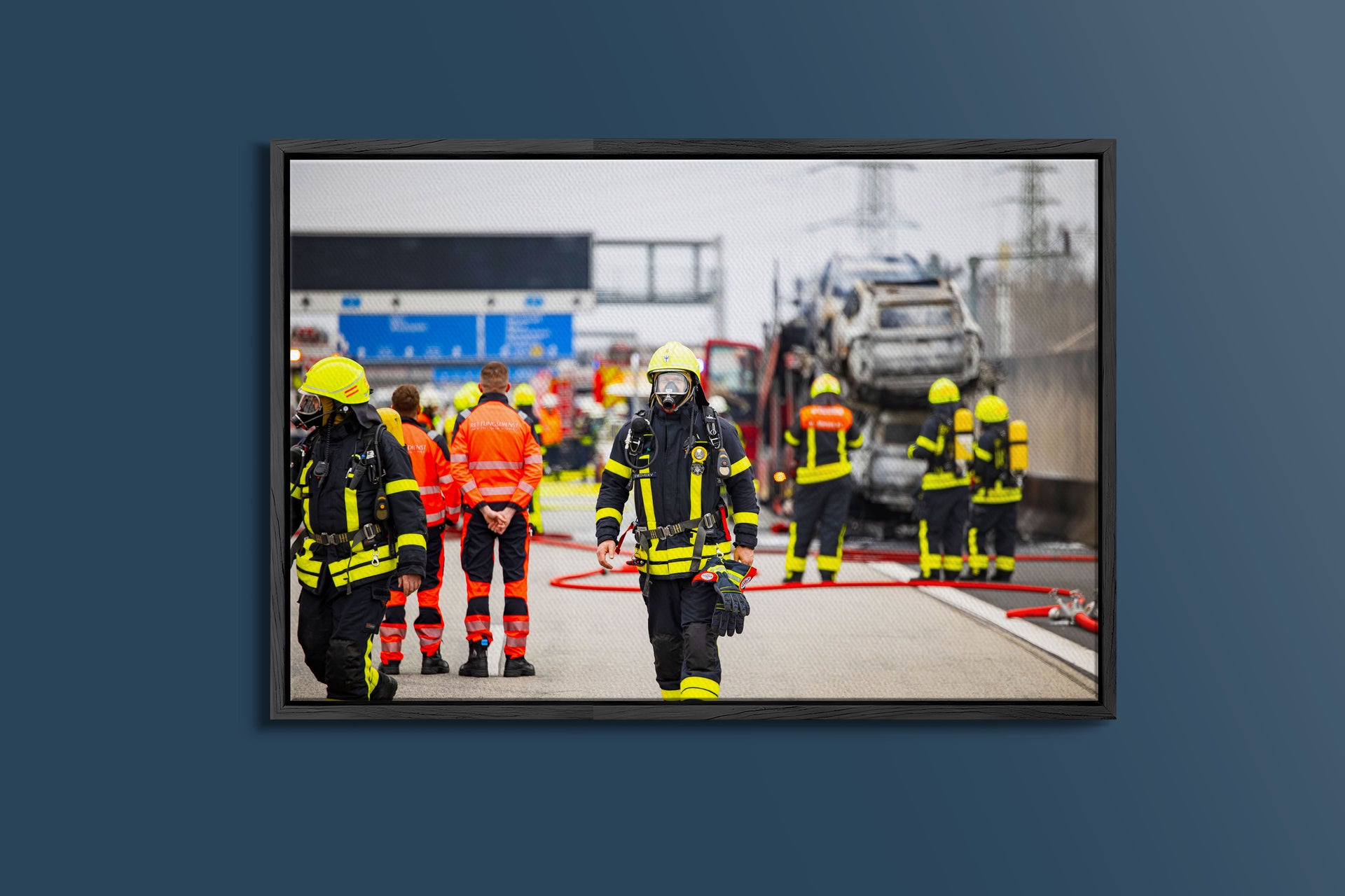 Einsatz nach Lkw-Brand Feuerwehr und Rettungsdienst auf der A3 (Gerahmtes Bild)