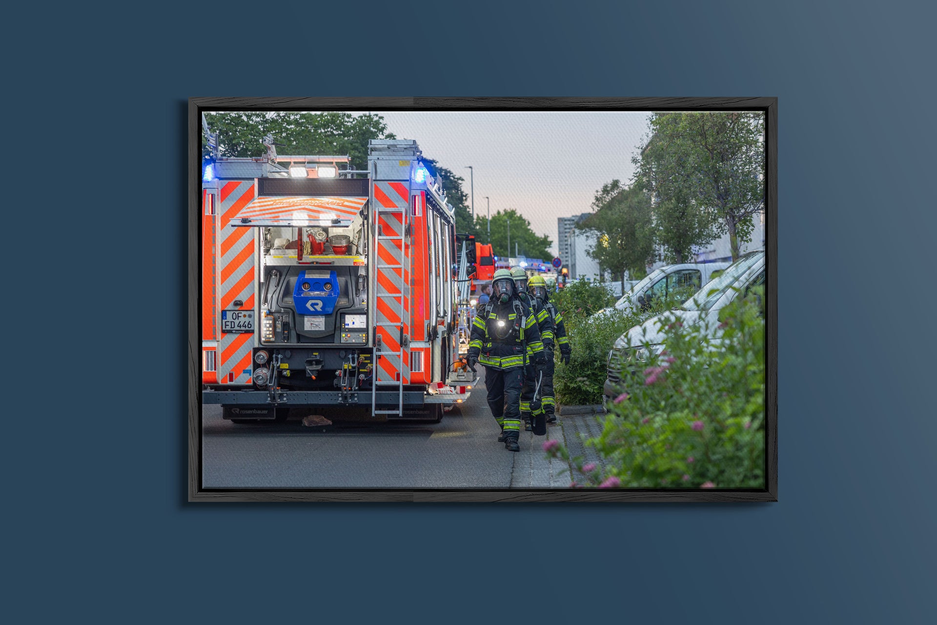 Feuerwehr-Einsatz an einem Mehrfamilienhaus (Gerahmtes Bild)