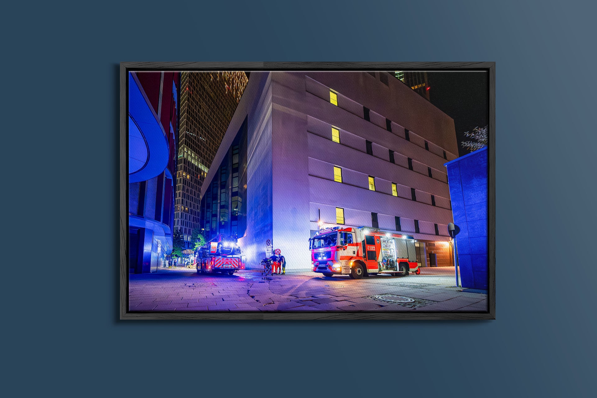 Feuerwehr-Einsatz nachts am Skyline Plaza Frankfurt (Gerahmtes Bild)